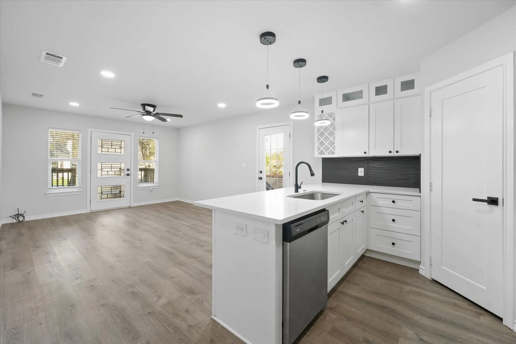 Single Family Residence For Rent in Dallas County , 1122 S Oak Cliff Boulevard, Dallas, Texas 75208, 3 Bedroom, 2 Bathroom, 1 Garage spaces, 1,107 Sqft, built in 1938, mls#21376842, Real Estate Agent in Dallas, Homes For Rent in Dallas county, Homes For Rent in Dallas, Realtor in Dallas Texas, Real Estate Brokerage Independent Realty Texas, Luminita Cordes Realtor