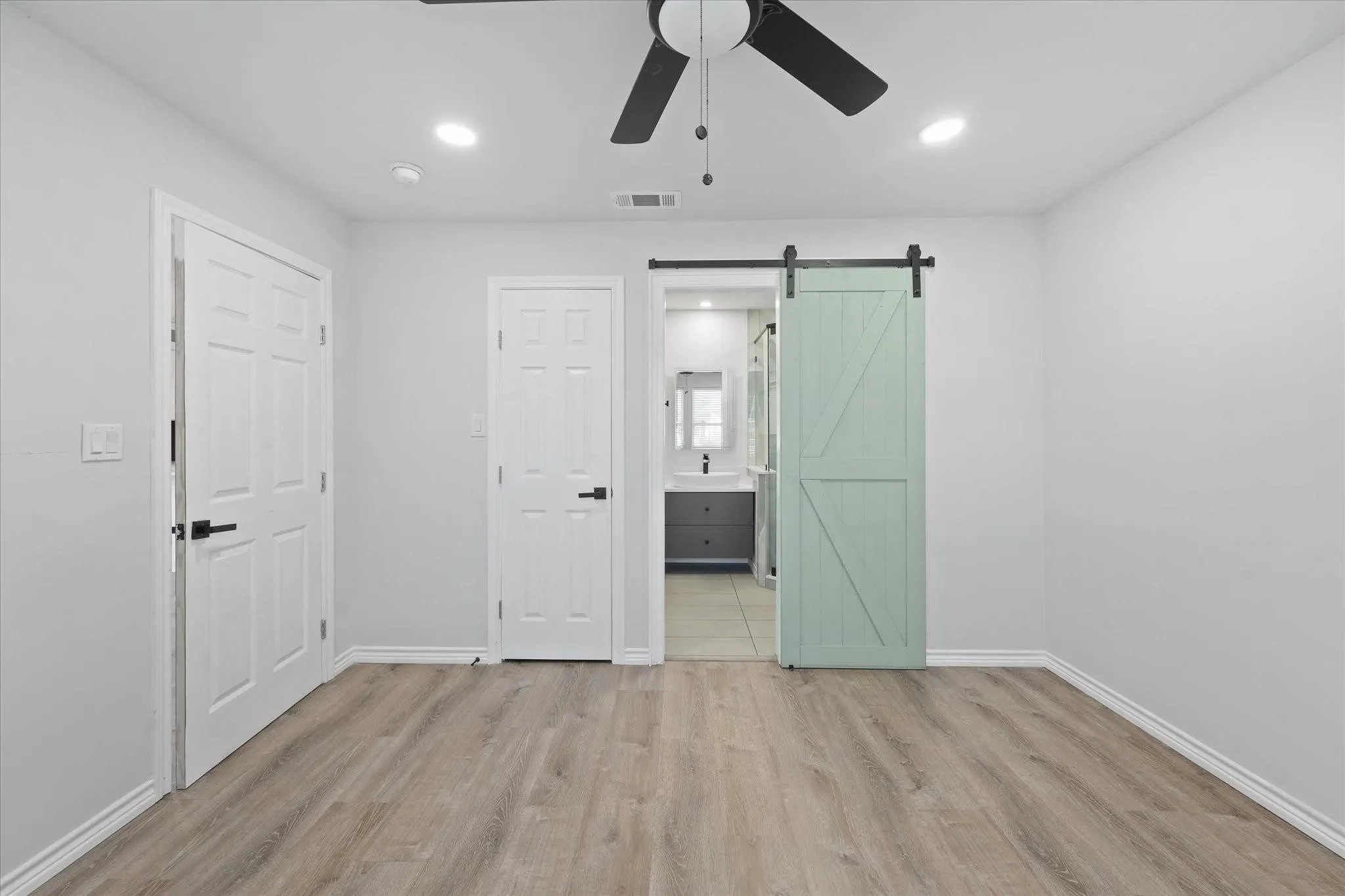 Single Family Residence For Rent in Dallas County , 1122 S Oak Cliff Boulevard, Dallas, Texas 75208, 3 Bedroom, 2 Bathroom, 1 Garage spaces, 1,107 Sqft, built in 1938, mls#21376842, Real Estate Agent in Dallas, Homes For Rent in Dallas county, Homes For Rent in Dallas, Realtor in Dallas Texas, Real Estate Brokerage Independent Realty Texas, Luminita Cordes Realtor