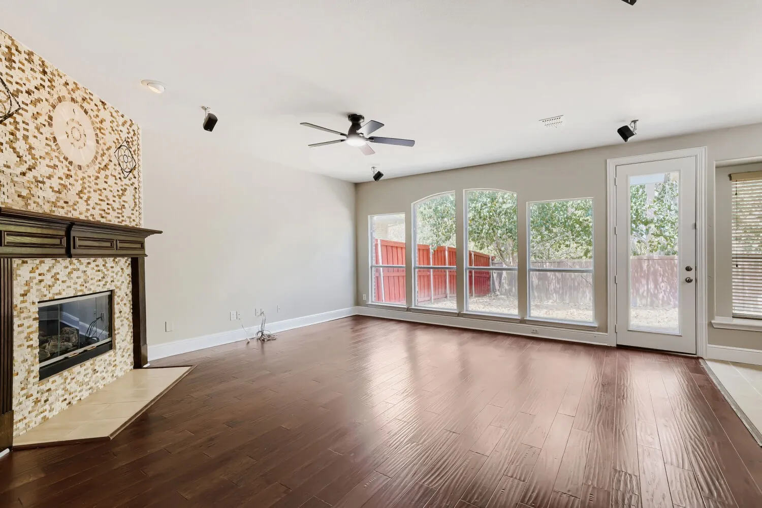Single Family Residence For Sale in Dallas County , 1343 Valley Vista Drive, Irving, Texas 75063, 4 Bedroom, 3 Bathroom, 2 Garage spaces, 2,997 Sqft, built in 2006, mls#21378667, Real Estate Agent in Irving, Homes For Sale in Dallas county, Homes For Sale in Irving, Realtor in Irving Texas, Real Estate Brokerage Independent Realty Texas, Luminita Cordes Realtor