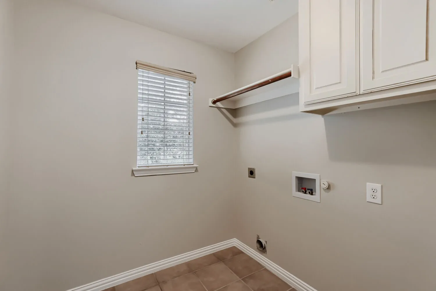 Single Family Residence For Sale in Dallas County , 1343 Valley Vista Drive, Irving, Texas 75063, 4 Bedroom, 3 Bathroom, 2 Garage spaces, 2,997 Sqft, built in 2006, mls#21378667, Real Estate Agent in Irving, Homes For Sale in Dallas county, Homes For Sale in Irving, Realtor in Irving Texas, Real Estate Brokerage Independent Realty Texas, Luminita Cordes Realtor
