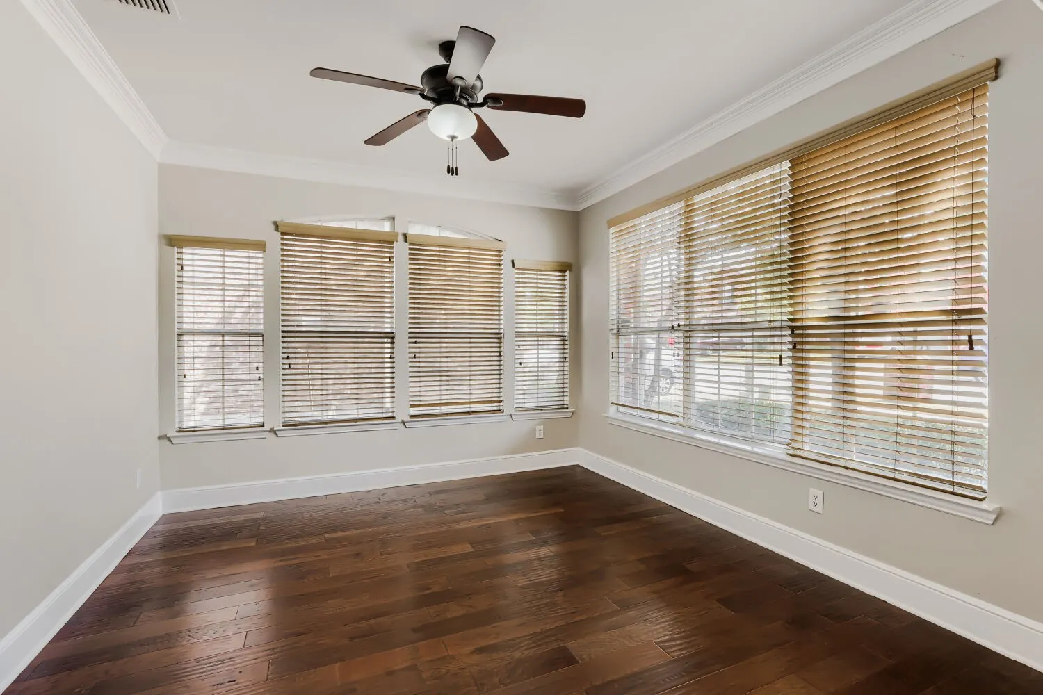 Single Family Residence For Sale in Dallas County , 1343 Valley Vista Drive, Irving, Texas 75063, 4 Bedroom, 3 Bathroom, 2 Garage spaces, 2,997 Sqft, built in 2006, mls#21378667, Real Estate Agent in Irving, Homes For Sale in Dallas county, Homes For Sale in Irving, Realtor in Irving Texas, Real Estate Brokerage Independent Realty Texas, Luminita Cordes Realtor