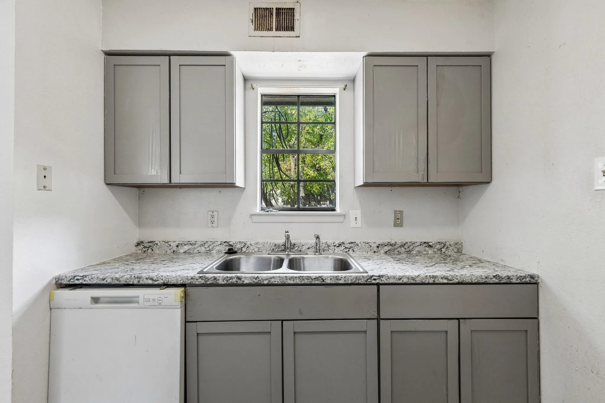 Duplex For Rent in Dallas County , 1823 Randolph Drive, Garland, Texas 75041, 2 Bedroom, 1 Bathroom, Garage spaces, 847 Sqft, built in 1980, mls#21336301, Real Estate Agent in Garland, Homes For Rent in Dallas county, Homes For Rent in Garland, Realtor in Garland Texas, Real Estate Brokerage Independent Realty Texas, Luminita Cordes Realtor