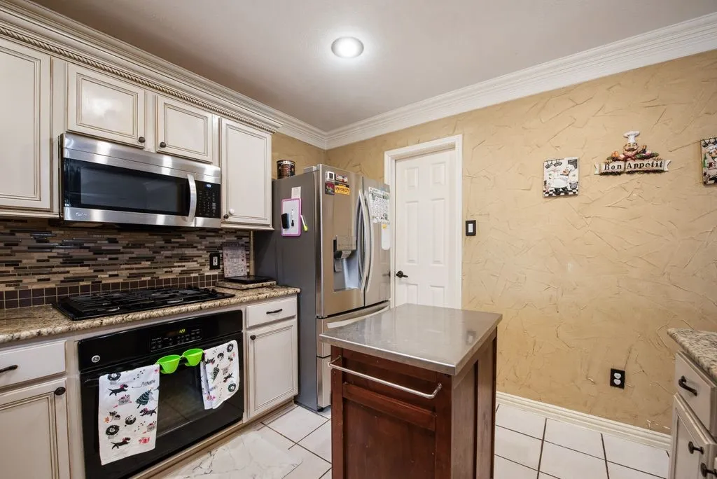Single Family Residence For Sale in Tarrant County , 7602 Stanhope Lane, Arlington, Texas 76001, 4 Bedroom, 3 Bathroom, 2 Garage spaces, 2,209 Sqft, built in 2001, mls#21379098, Real Estate Agent in Arlington, Homes For Sale in Tarrant county, Homes For Sale in Arlington, Realtor in Arlington Texas, Real Estate Brokerage Independent Realty Texas, Luminita Cordes Realtor