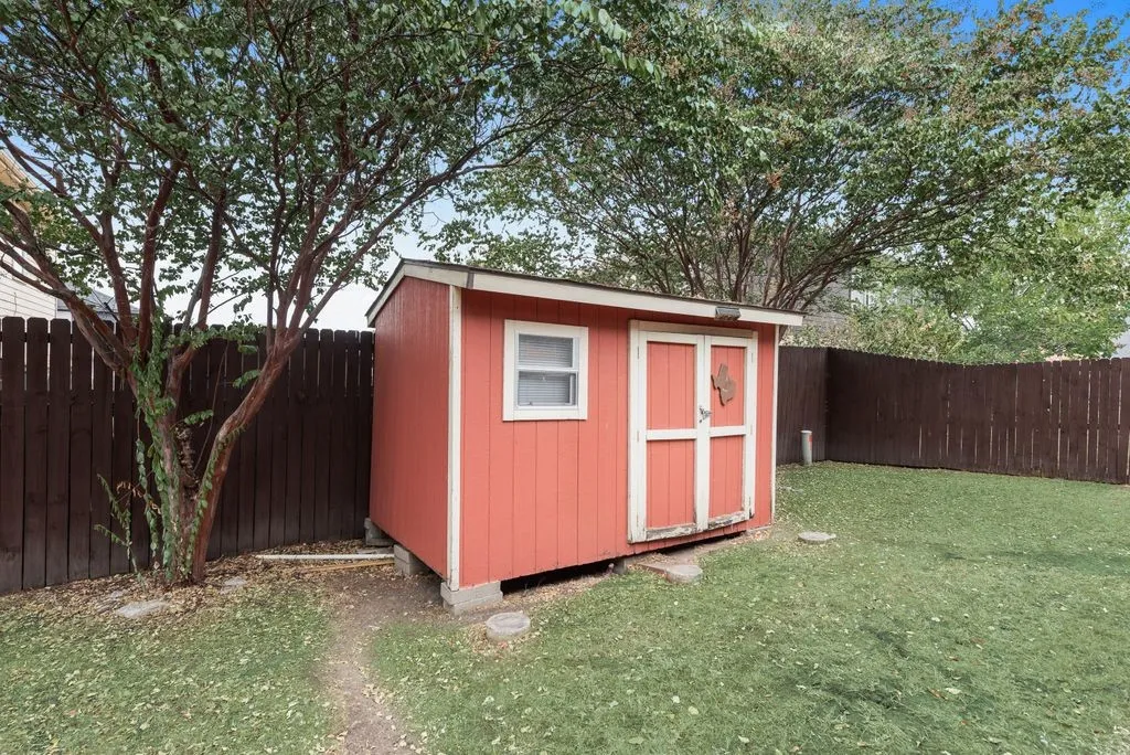 Single Family Residence For Sale in Tarrant County , 7602 Stanhope Lane, Arlington, Texas 76001, 4 Bedroom, 3 Bathroom, 2 Garage spaces, 2,209 Sqft, built in 2001, mls#21379098, Real Estate Agent in Arlington, Homes For Sale in Tarrant county, Homes For Sale in Arlington, Realtor in Arlington Texas, Real Estate Brokerage Independent Realty Texas, Luminita Cordes Realtor