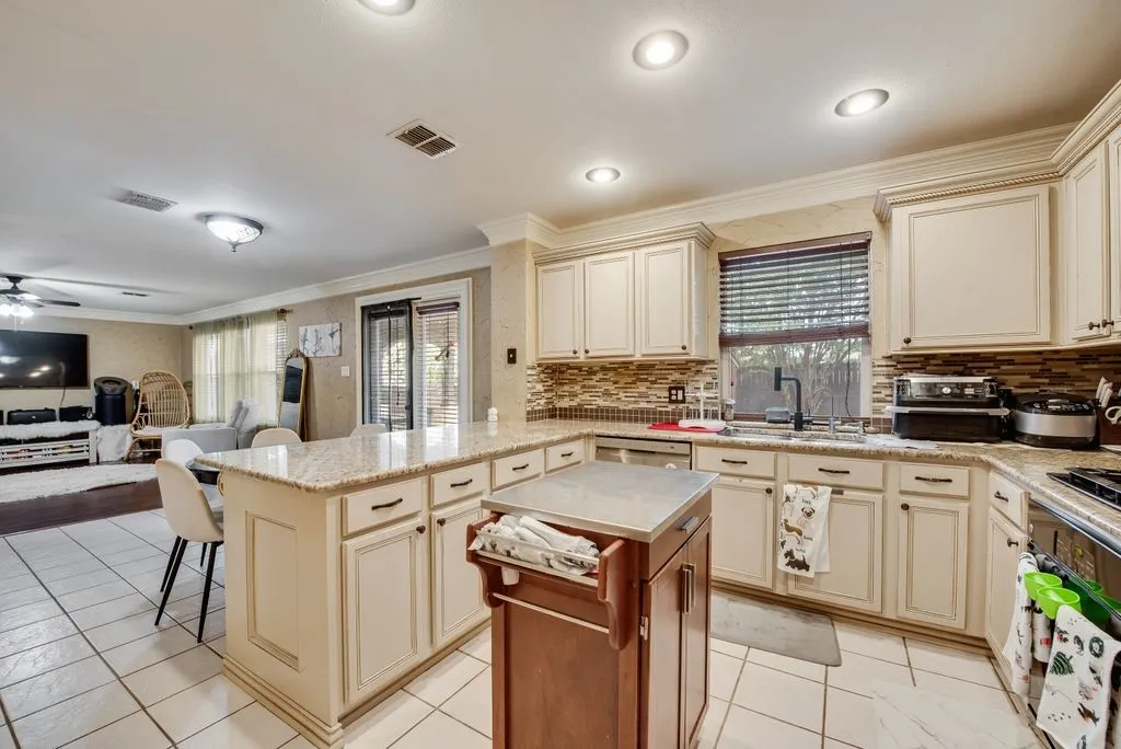Single Family Residence For Sale in Tarrant County , 7602 Stanhope Lane, Arlington, Texas 76001, 4 Bedroom, 3 Bathroom, 2 Garage spaces, 2,209 Sqft, built in 2001, mls#21379098, Real Estate Agent in Arlington, Homes For Sale in Tarrant county, Homes For Sale in Arlington, Realtor in Arlington Texas, Real Estate Brokerage Independent Realty Texas, Luminita Cordes Realtor