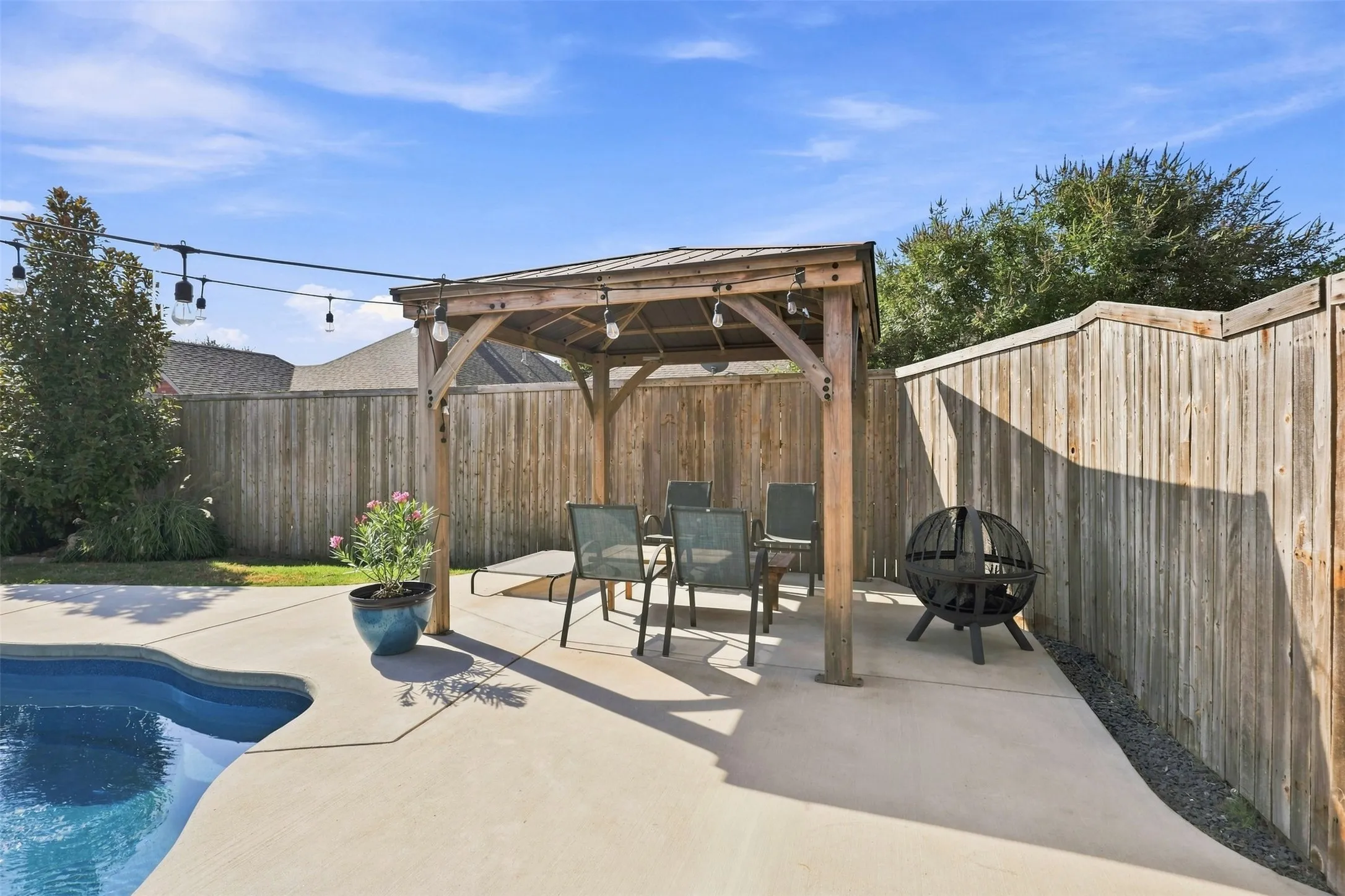 Single Family Residence For Sale in Collin County , 2416 Redfield Drive, Plano, Texas 75025, 4 Bedroom, 3 Bathroom, 2 Garage spaces, 2,326 Sqft, built in 1987, mls#21379400, Real Estate Agent in Plano, Homes For Sale in Collin county, Homes For Sale in Plano, Realtor in Plano Texas, Real Estate Brokerage Independent Realty Texas, Luminita Cordes Realtor