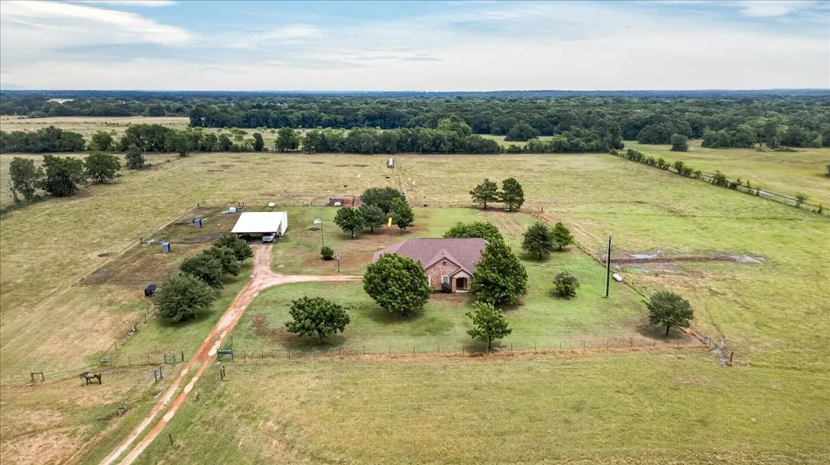 Single Family Residence For Sale in Van Zandt County , 505 VZ County Road 2701, Mabank, Texas 75147, 3 Bedroom, 2 Bathroom, 2 Garage spaces, 2,191 Sqft, built in 2007, mls#21379429, Real Estate Agent in Mabank, Homes For Sale in Van Zandt county, Homes For Sale in Mabank, Realtor in Mabank Texas, Real Estate Brokerage Independent Realty Texas, Luminita Cordes Realtor