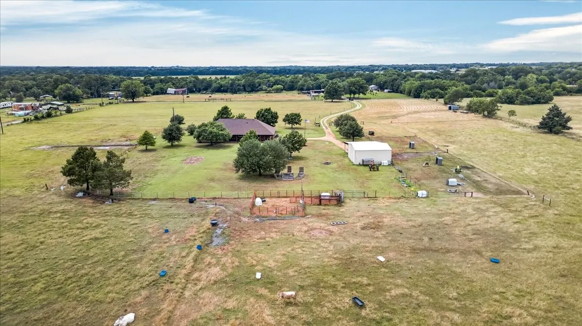 Single Family Residence For Sale in Van Zandt County , 505 VZ County Road 2701, Mabank, Texas 75147, 3 Bedroom, 2 Bathroom, 2 Garage spaces, 2,191 Sqft, built in 2007, mls#21379429, Real Estate Agent in Mabank, Homes For Sale in Van Zandt county, Homes For Sale in Mabank, Realtor in Mabank Texas, Real Estate Brokerage Independent Realty Texas, Luminita Cordes Realtor
