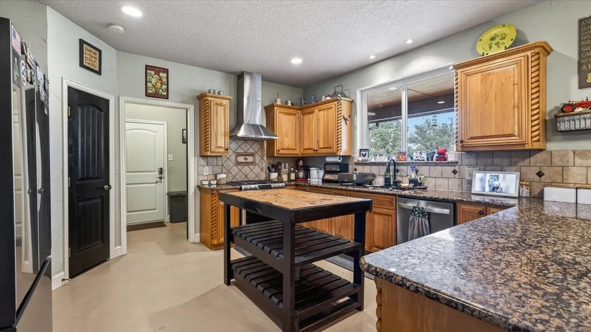 Single Family Residence For Sale in Van Zandt County , 505 VZ County Road 2701, Mabank, Texas 75147, 3 Bedroom, 2 Bathroom, 2 Garage spaces, 2,191 Sqft, built in 2007, mls#21379429, Real Estate Agent in Mabank, Homes For Sale in Van Zandt county, Homes For Sale in Mabank, Realtor in Mabank Texas, Real Estate Brokerage Independent Realty Texas, Luminita Cordes Realtor