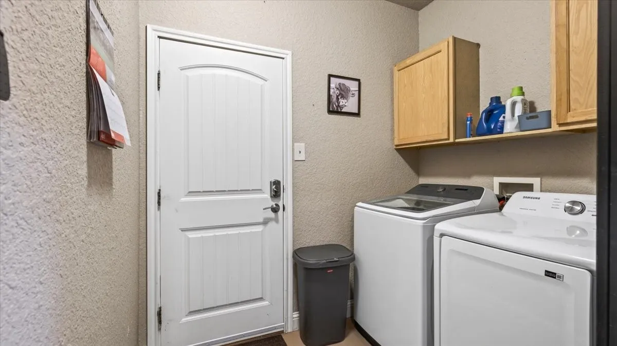 Single Family Residence For Sale in Van Zandt County , 505 VZ County Road 2701, Mabank, Texas 75147, 3 Bedroom, 2 Bathroom, 2 Garage spaces, 2,191 Sqft, built in 2007, mls#21379429, Real Estate Agent in Mabank, Homes For Sale in Van Zandt county, Homes For Sale in Mabank, Realtor in Mabank Texas, Real Estate Brokerage Independent Realty Texas, Luminita Cordes Realtor