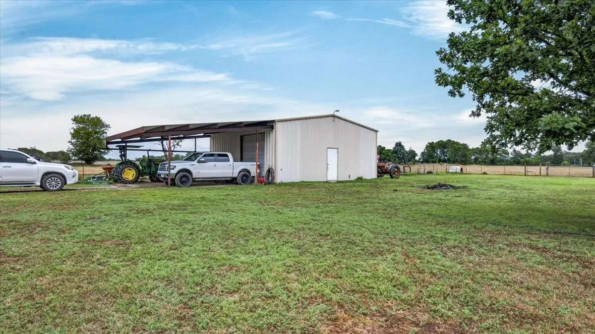 Single Family Residence For Sale in Van Zandt County , 505 VZ County Road 2701, Mabank, Texas 75147, 3 Bedroom, 2 Bathroom, 2 Garage spaces, 2,191 Sqft, built in 2007, mls#21379429, Real Estate Agent in Mabank, Homes For Sale in Van Zandt county, Homes For Sale in Mabank, Realtor in Mabank Texas, Real Estate Brokerage Independent Realty Texas, Luminita Cordes Realtor