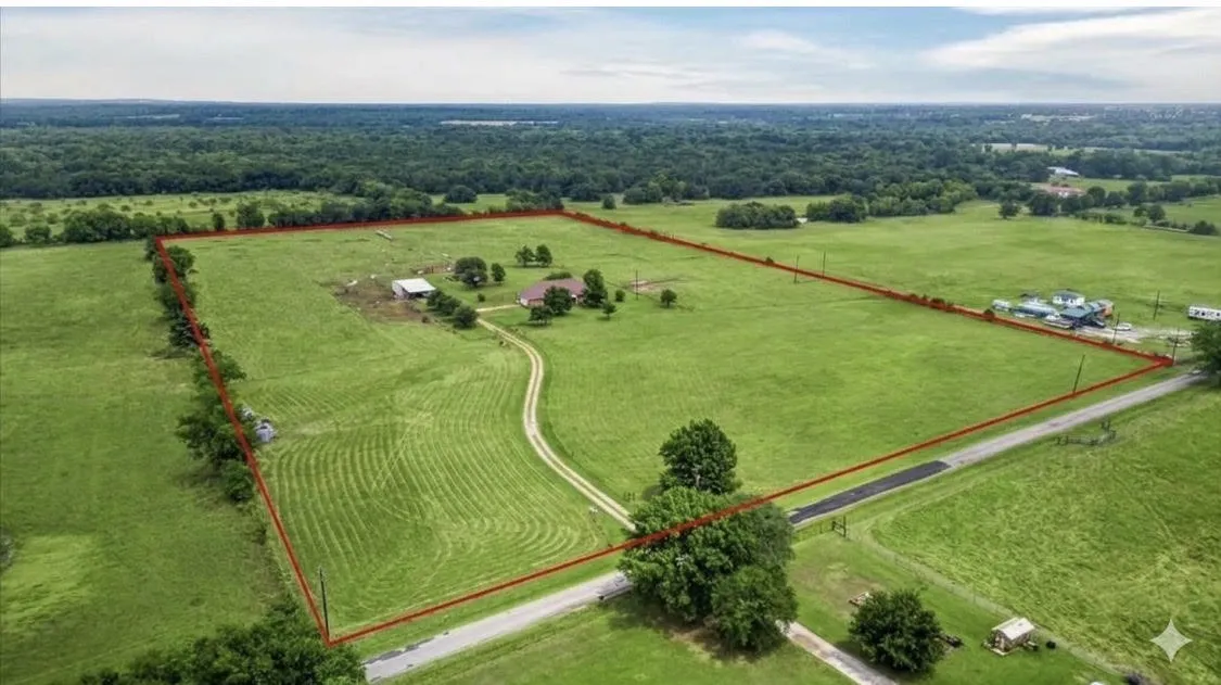 Single Family Residence For Sale in Van Zandt County , 505 VZ County Road 2701, Mabank, Texas 75147, 3 Bedroom, 2 Bathroom, 2 Garage spaces, 2,191 Sqft, built in 2007, mls#21379429, Real Estate Agent in Mabank, Homes For Sale in Van Zandt county, Homes For Sale in Mabank, Realtor in Mabank Texas, Real Estate Brokerage Independent Realty Texas, Luminita Cordes Realtor