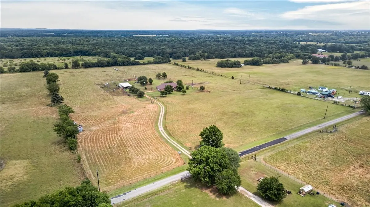Single Family Residence For Sale in Van Zandt County , 505 VZ County Road 2701, Mabank, Texas 75147, 3 Bedroom, 2 Bathroom, 2 Garage spaces, 2,191 Sqft, built in 2007, mls#21379429, Real Estate Agent in Mabank, Homes For Sale in Van Zandt county, Homes For Sale in Mabank, Realtor in Mabank Texas, Real Estate Brokerage Independent Realty Texas, Luminita Cordes Realtor