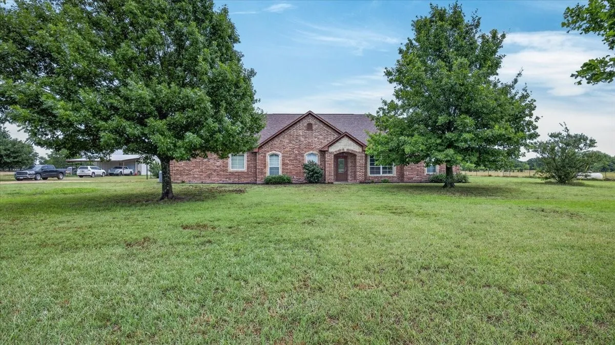 Single Family Residence For Sale in Van Zandt County , 505 VZ County Road 2701, Mabank, Texas 75147, 3 Bedroom, 2 Bathroom, 2 Garage spaces, 2,191 Sqft, built in 2007, mls#21379429, Real Estate Agent in Mabank, Homes For Sale in Van Zandt county, Homes For Sale in Mabank, Realtor in Mabank Texas, Real Estate Brokerage Independent Realty Texas, Luminita Cordes Realtor