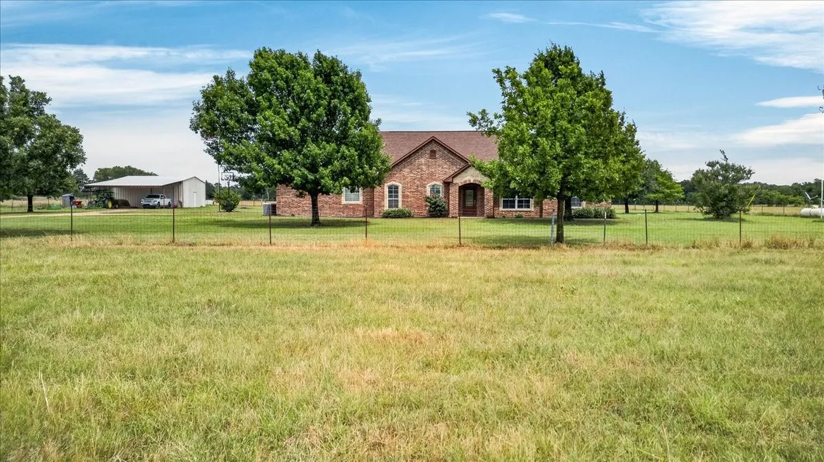 Single Family Residence For Sale in Van Zandt County , 505 VZ County Road 2701, Mabank, Texas 75147, 3 Bedroom, 2 Bathroom, 2 Garage spaces, 2,191 Sqft, built in 2007, mls#21379429, Real Estate Agent in Mabank, Homes For Sale in Van Zandt county, Homes For Sale in Mabank, Realtor in Mabank Texas, Real Estate Brokerage Independent Realty Texas, Luminita Cordes Realtor