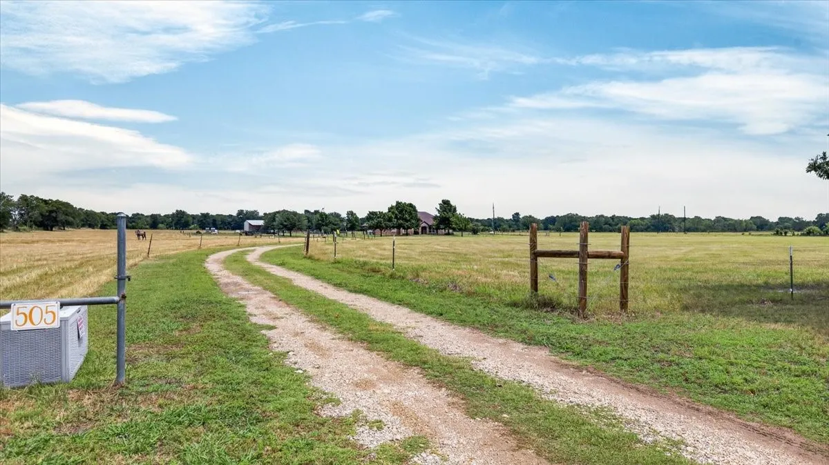 Single Family Residence For Sale in Van Zandt County , 505 VZ County Road 2701, Mabank, Texas 75147, 3 Bedroom, 2 Bathroom, 2 Garage spaces, 2,191 Sqft, built in 2007, mls#21379429, Real Estate Agent in Mabank, Homes For Sale in Van Zandt county, Homes For Sale in Mabank, Realtor in Mabank Texas, Real Estate Brokerage Independent Realty Texas, Luminita Cordes Realtor