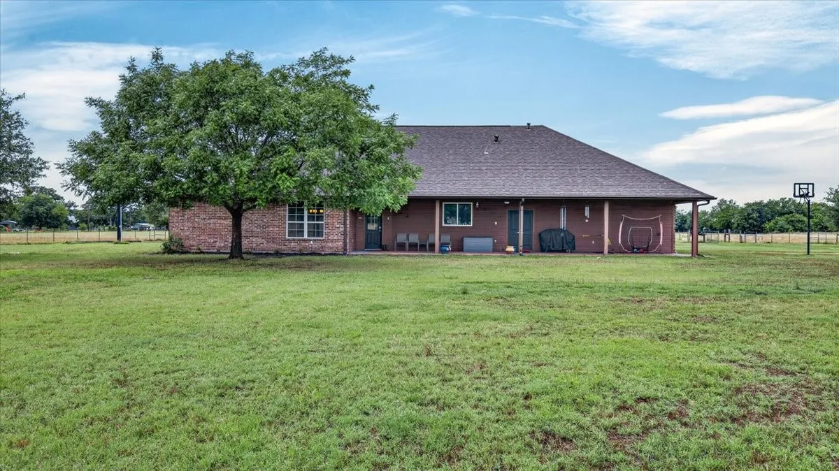 Single Family Residence For Sale in Van Zandt County , 505 VZ County Road 2701, Mabank, Texas 75147, 3 Bedroom, 2 Bathroom, 2 Garage spaces, 2,191 Sqft, built in 2007, mls#21379429, Real Estate Agent in Mabank, Homes For Sale in Van Zandt county, Homes For Sale in Mabank, Realtor in Mabank Texas, Real Estate Brokerage Independent Realty Texas, Luminita Cordes Realtor