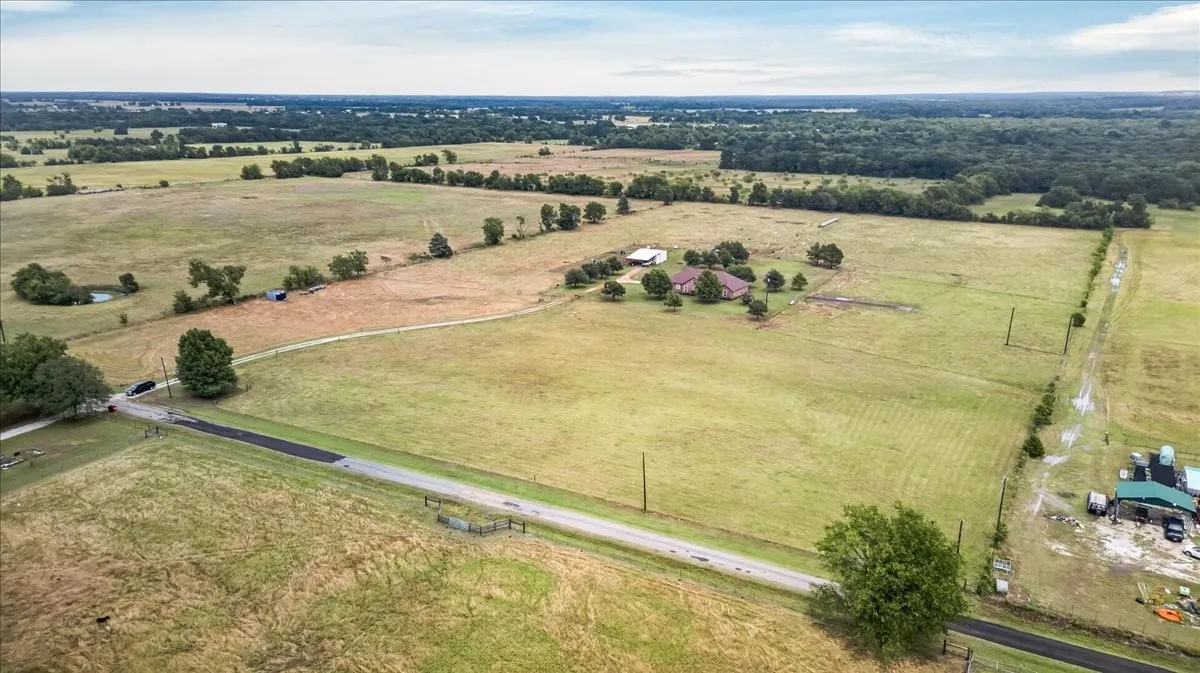 Single Family Residence For Sale in Van Zandt County , 505 VZ County Road 2701, Mabank, Texas 75147, 3 Bedroom, 2 Bathroom, 2 Garage spaces, 2,191 Sqft, built in 2007, mls#21379429, Real Estate Agent in Mabank, Homes For Sale in Van Zandt county, Homes For Sale in Mabank, Realtor in Mabank Texas, Real Estate Brokerage Independent Realty Texas, Luminita Cordes Realtor