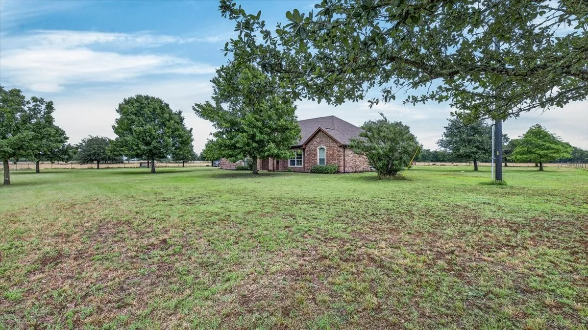 Single Family Residence For Sale in Van Zandt County , 505 VZ County Road 2701, Mabank, Texas 75147, 3 Bedroom, 2 Bathroom, 2 Garage spaces, 2,191 Sqft, built in 2007, mls#21379429, Real Estate Agent in Mabank, Homes For Sale in Van Zandt county, Homes For Sale in Mabank, Realtor in Mabank Texas, Real Estate Brokerage Independent Realty Texas, Luminita Cordes Realtor