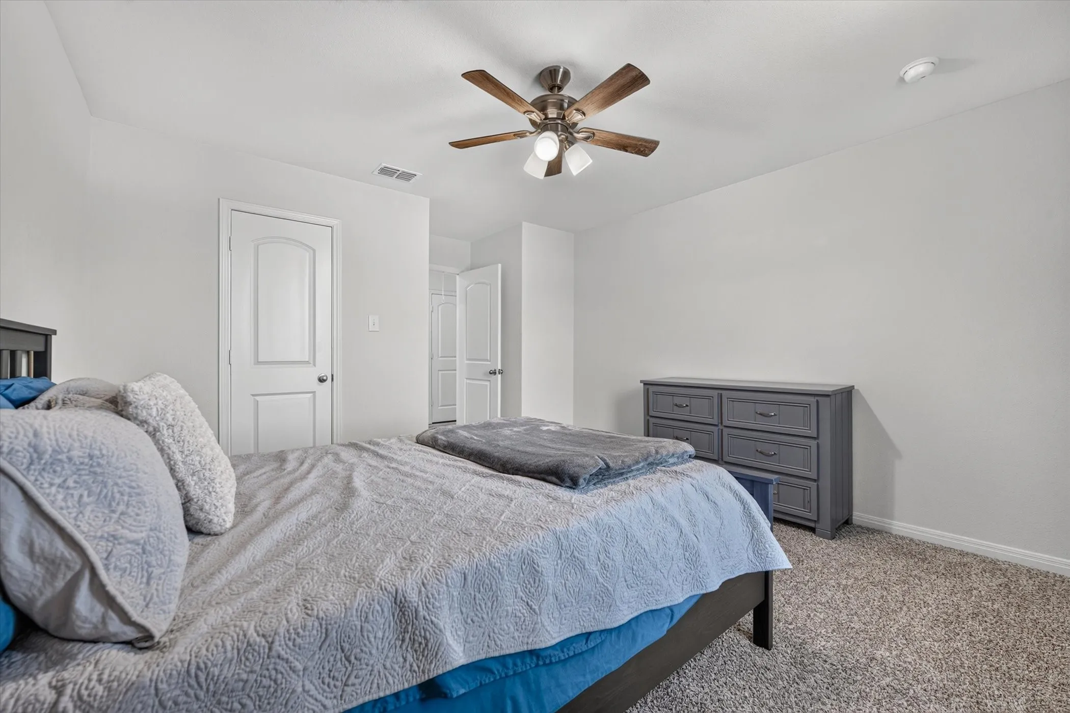 Neutral wall paint with carpet flooring
