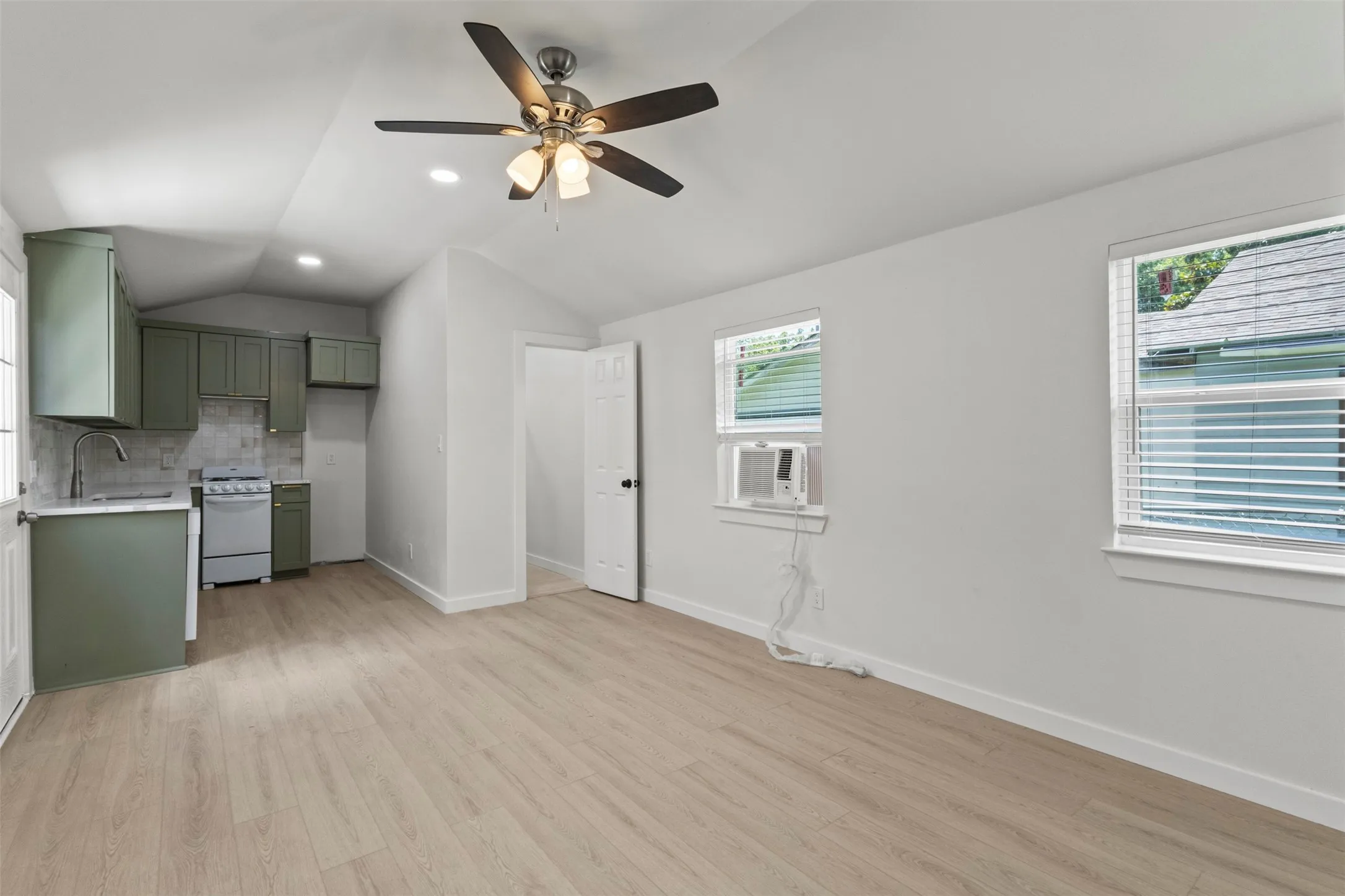 Single Family Residence For Rent in Collin County , 601 Pearson Avenue B, Mc Kinney, Texas 75069, 1 Bedroom, 1 Bathroom, Garage spaces, 500 Sqft, built in 1965, mls#21378713, Real Estate Agent in Mc Kinney, Homes For Rent in Collin county, Homes For Rent in Mc Kinney, Realtor in Mc Kinney Texas, Real Estate Brokerage Independent Realty Texas, Luminita Cordes Realtor