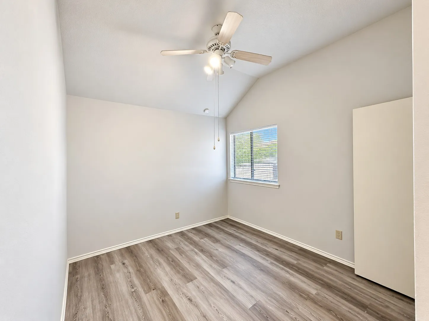 Single Family Residence For Rent in Dallas County , 5026 Hearthcrest Drive, Garland, Texas 75044, 3 Bedroom, 3 Bathroom, 2 Garage spaces, 1,418 Sqft, built in 1986, mls#21378027, Real Estate Agent in Garland, Homes For Rent in Dallas county, Homes For Rent in Garland, Realtor in Garland Texas, Real Estate Brokerage Independent Realty Texas, Luminita Cordes Realtor