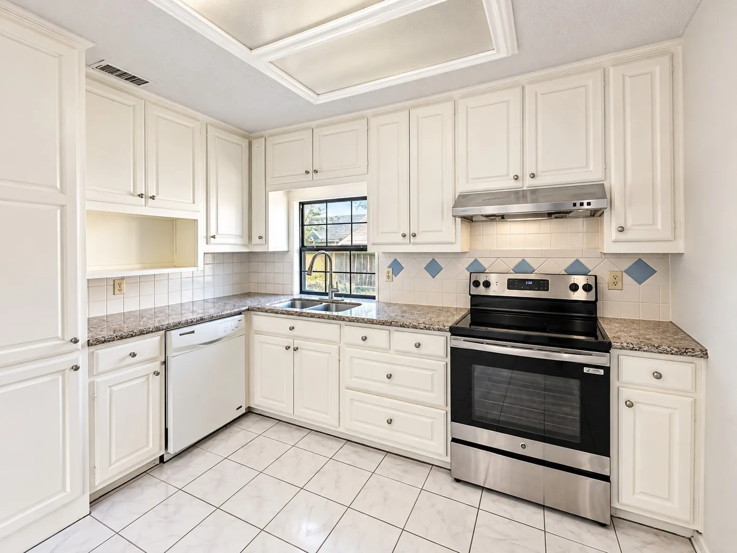 Single Family Residence For Rent in Dallas County , 5026 Hearthcrest Drive, Garland, Texas 75044, 3 Bedroom, 3 Bathroom, 2 Garage spaces, 1,418 Sqft, built in 1986, mls#21378027, Real Estate Agent in Garland, Homes For Rent in Dallas county, Homes For Rent in Garland, Realtor in Garland Texas, Real Estate Brokerage Independent Realty Texas, Luminita Cordes Realtor