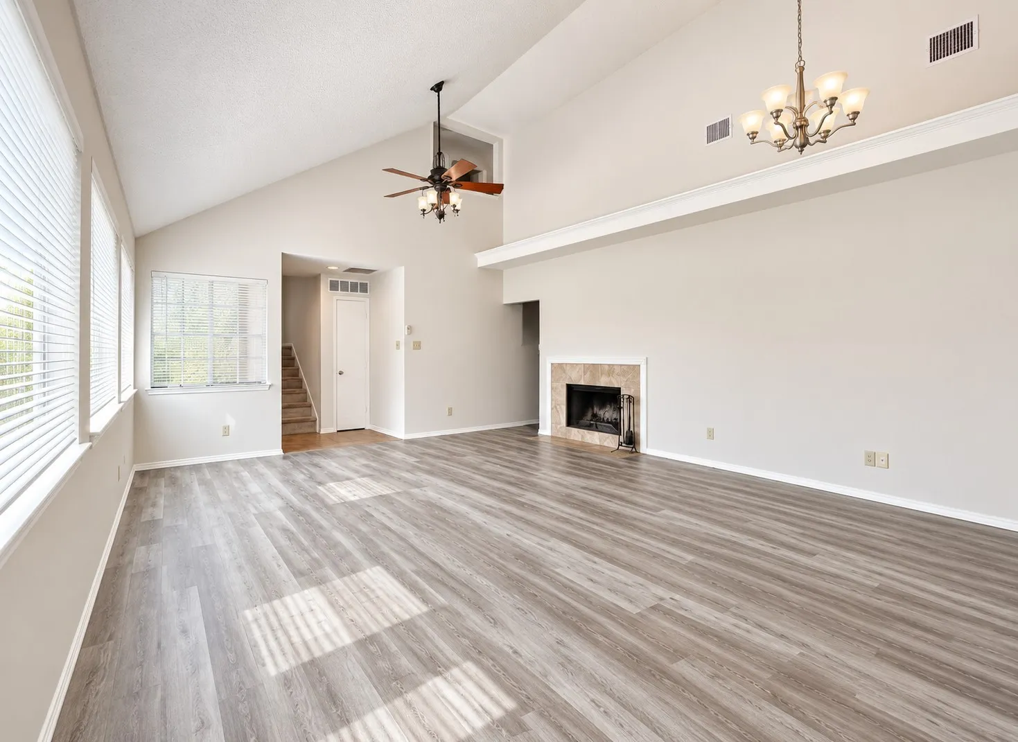 Single Family Residence For Rent in Dallas County , 5026 Hearthcrest Drive, Garland, Texas 75044, 3 Bedroom, 3 Bathroom, 2 Garage spaces, 1,418 Sqft, built in 1986, mls#21378027, Real Estate Agent in Garland, Homes For Rent in Dallas county, Homes For Rent in Garland, Realtor in Garland Texas, Real Estate Brokerage Independent Realty Texas, Luminita Cordes Realtor