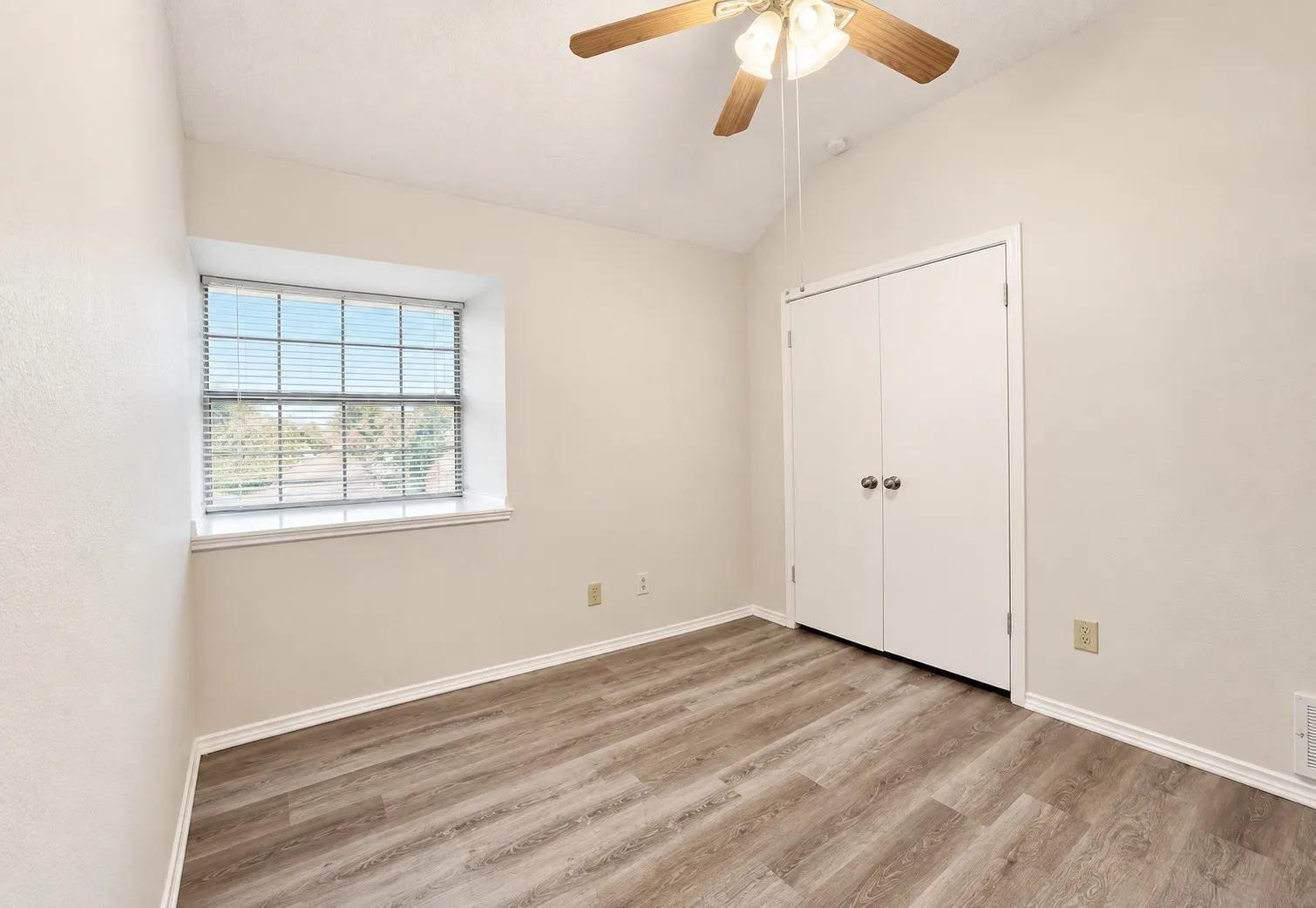 Single Family Residence For Rent in Dallas County , 5026 Hearthcrest Drive, Garland, Texas 75044, 3 Bedroom, 3 Bathroom, 2 Garage spaces, 1,418 Sqft, built in 1986, mls#21378027, Real Estate Agent in Garland, Homes For Rent in Dallas county, Homes For Rent in Garland, Realtor in Garland Texas, Real Estate Brokerage Independent Realty Texas, Luminita Cordes Realtor