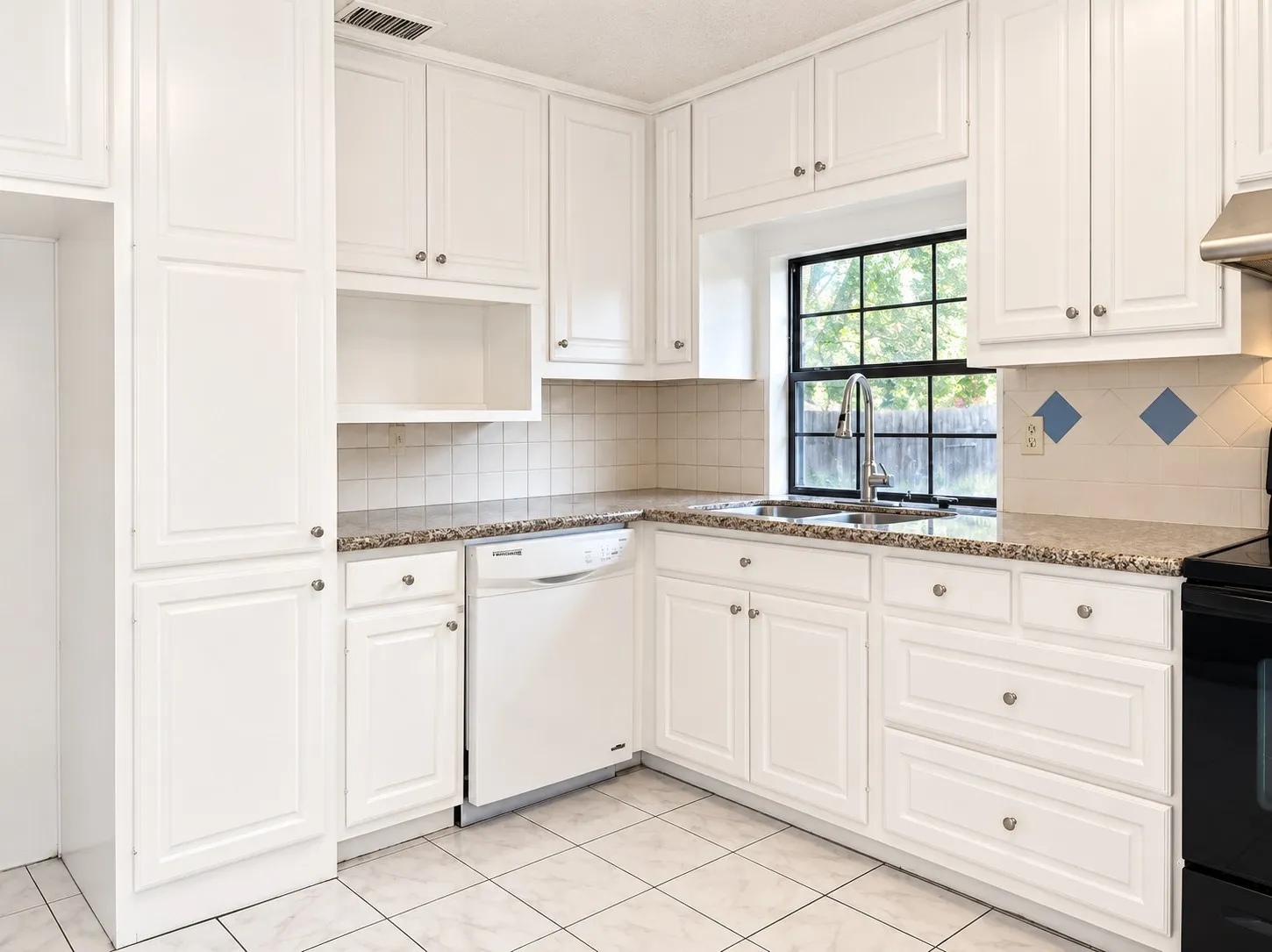 Single Family Residence For Rent in Dallas County , 5026 Hearthcrest Drive, Garland, Texas 75044, 3 Bedroom, 3 Bathroom, 2 Garage spaces, 1,418 Sqft, built in 1986, mls#21378027, Real Estate Agent in Garland, Homes For Rent in Dallas county, Homes For Rent in Garland, Realtor in Garland Texas, Real Estate Brokerage Independent Realty Texas, Luminita Cordes Realtor