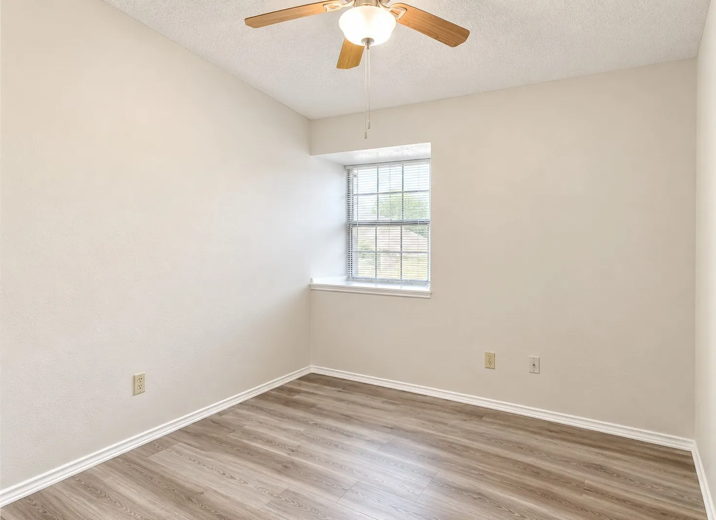 Single Family Residence For Rent in Dallas County , 5026 Hearthcrest Drive, Garland, Texas 75044, 3 Bedroom, 3 Bathroom, 2 Garage spaces, 1,418 Sqft, built in 1986, mls#21378027, Real Estate Agent in Garland, Homes For Rent in Dallas county, Homes For Rent in Garland, Realtor in Garland Texas, Real Estate Brokerage Independent Realty Texas, Luminita Cordes Realtor