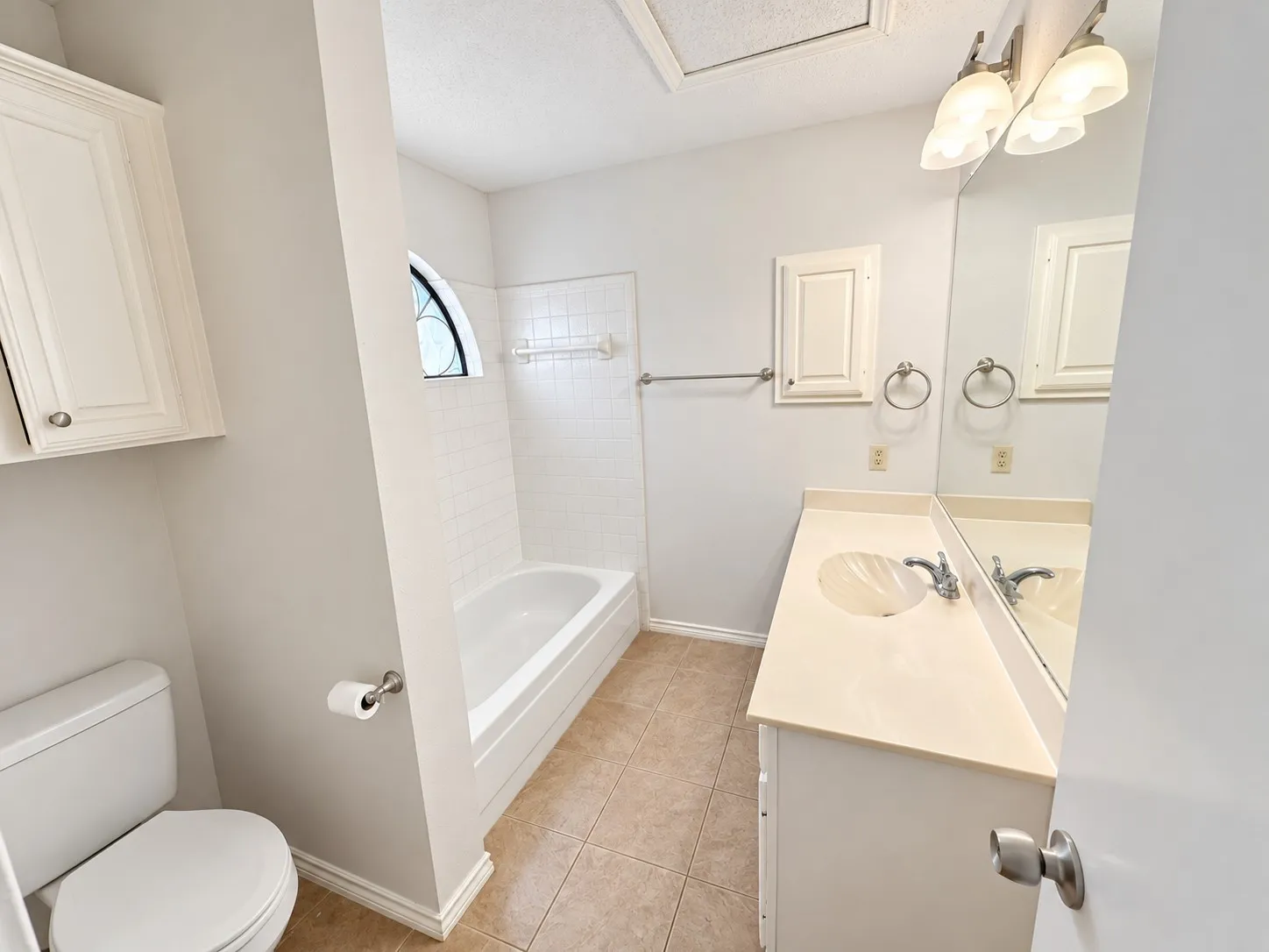 Single Family Residence For Rent in Dallas County , 5026 Hearthcrest Drive, Garland, Texas 75044, 3 Bedroom, 3 Bathroom, 2 Garage spaces, 1,418 Sqft, built in 1986, mls#21378027, Real Estate Agent in Garland, Homes For Rent in Dallas county, Homes For Rent in Garland, Realtor in Garland Texas, Real Estate Brokerage Independent Realty Texas, Luminita Cordes Realtor