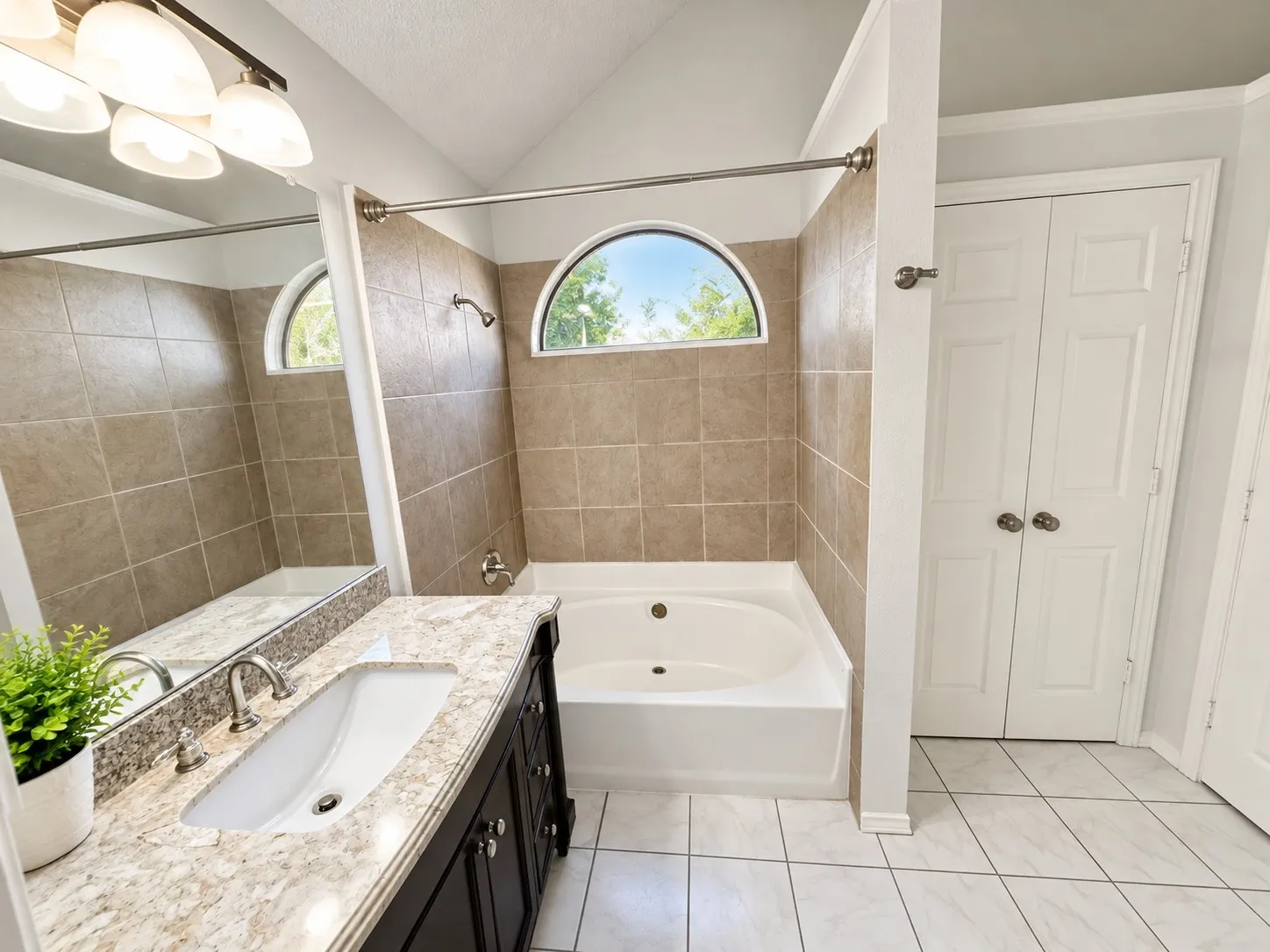 Single Family Residence For Rent in Dallas County , 5026 Hearthcrest Drive, Garland, Texas 75044, 3 Bedroom, 3 Bathroom, 2 Garage spaces, 1,418 Sqft, built in 1986, mls#21378027, Real Estate Agent in Garland, Homes For Rent in Dallas county, Homes For Rent in Garland, Realtor in Garland Texas, Real Estate Brokerage Independent Realty Texas, Luminita Cordes Realtor