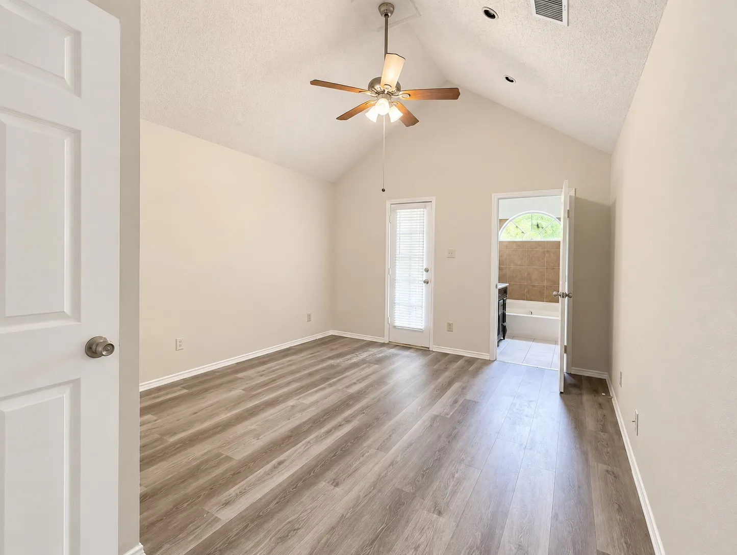 Single Family Residence For Rent in Dallas County , 5026 Hearthcrest Drive, Garland, Texas 75044, 3 Bedroom, 3 Bathroom, 2 Garage spaces, 1,418 Sqft, built in 1986, mls#21378027, Real Estate Agent in Garland, Homes For Rent in Dallas county, Homes For Rent in Garland, Realtor in Garland Texas, Real Estate Brokerage Independent Realty Texas, Luminita Cordes Realtor