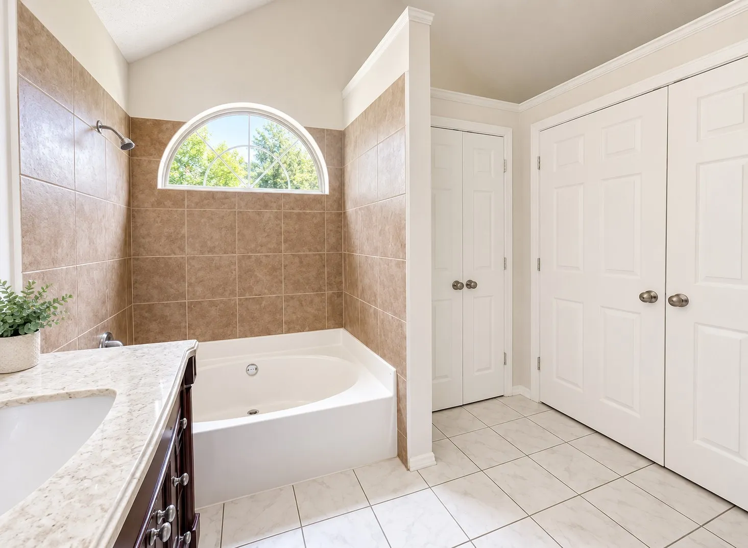 Single Family Residence For Rent in Dallas County , 5026 Hearthcrest Drive, Garland, Texas 75044, 3 Bedroom, 3 Bathroom, 2 Garage spaces, 1,418 Sqft, built in 1986, mls#21378027, Real Estate Agent in Garland, Homes For Rent in Dallas county, Homes For Rent in Garland, Realtor in Garland Texas, Real Estate Brokerage Independent Realty Texas, Luminita Cordes Realtor