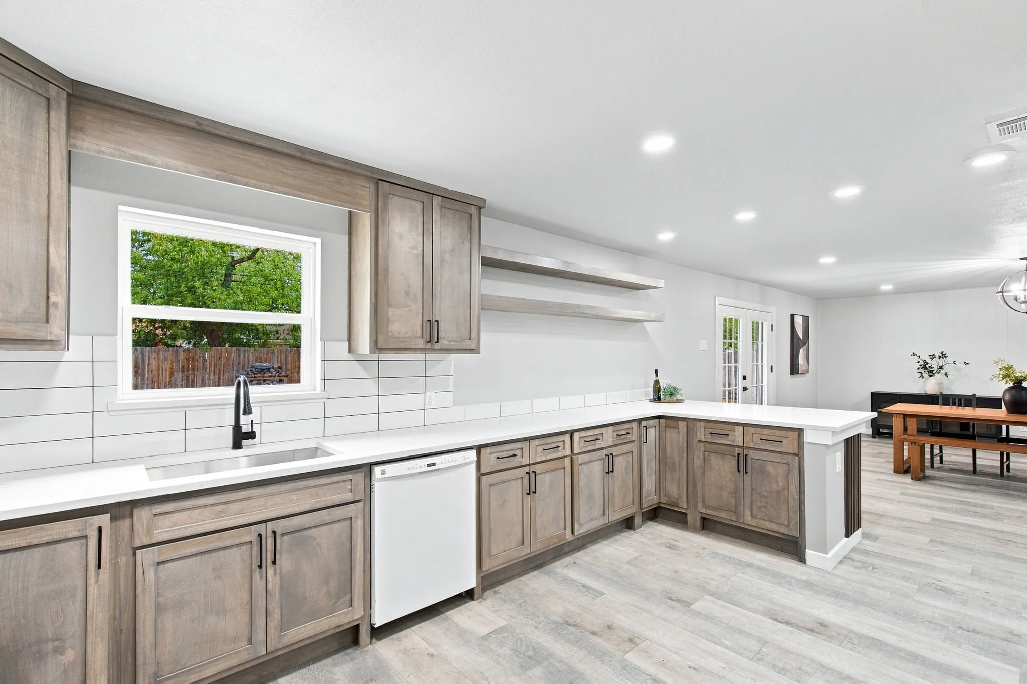 Single Family Residence For Sale in Tarrant County , 912 Kelley Drive, Everman, Texas 76140, 3 Bedroom, 2 Bathroom, Garage spaces, 1,925 Sqft, built in 1968, mls#21379443, Real Estate Agent in Everman, Homes For Sale in Tarrant county, Homes For Sale in Everman, Realtor in Everman Texas, Real Estate Brokerage Independent Realty Texas, Luminita Cordes Realtor
