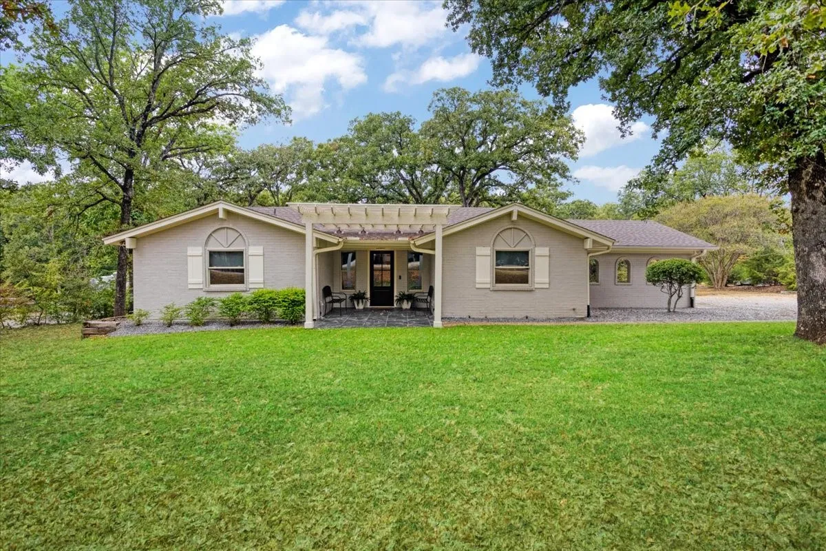 Single Family Residence For Sale in Grayson County , 225 Karen Drive, Denison, Texas 75021, 3 Bedroom, 2 Bathroom, Garage spaces, 1,774 Sqft, built in 1971, mls#21371199, Real Estate Agent in Denison, Homes For Sale in Grayson county, Homes For Sale in Denison, Realtor in Denison Texas, Real Estate Brokerage Independent Realty Texas, Luminita Cordes Realtor