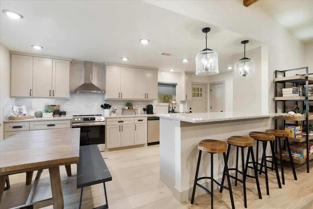 Single Family Residence For Sale in Grayson County , 225 Karen Drive, Denison, Texas 75021, 3 Bedroom, 2 Bathroom, Garage spaces, 1,774 Sqft, built in 1971, mls#21371199, Real Estate Agent in Denison, Homes For Sale in Grayson county, Homes For Sale in Denison, Realtor in Denison Texas, Real Estate Brokerage Independent Realty Texas, Luminita Cordes Realtor