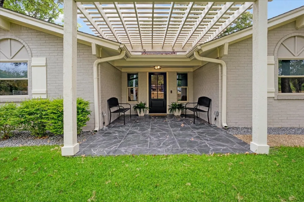 Single Family Residence For Sale in Grayson County , 225 Karen Drive, Denison, Texas 75021, 3 Bedroom, 2 Bathroom, Garage spaces, 1,774 Sqft, built in 1971, mls#21371199, Real Estate Agent in Denison, Homes For Sale in Grayson county, Homes For Sale in Denison, Realtor in Denison Texas, Real Estate Brokerage Independent Realty Texas, Luminita Cordes Realtor
