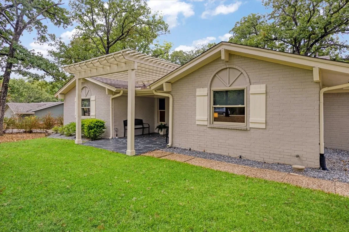 Single Family Residence For Sale in Grayson County , 225 Karen Drive, Denison, Texas 75021, 3 Bedroom, 2 Bathroom, Garage spaces, 1,774 Sqft, built in 1971, mls#21371199, Real Estate Agent in Denison, Homes For Sale in Grayson county, Homes For Sale in Denison, Realtor in Denison Texas, Real Estate Brokerage Independent Realty Texas, Luminita Cordes Realtor