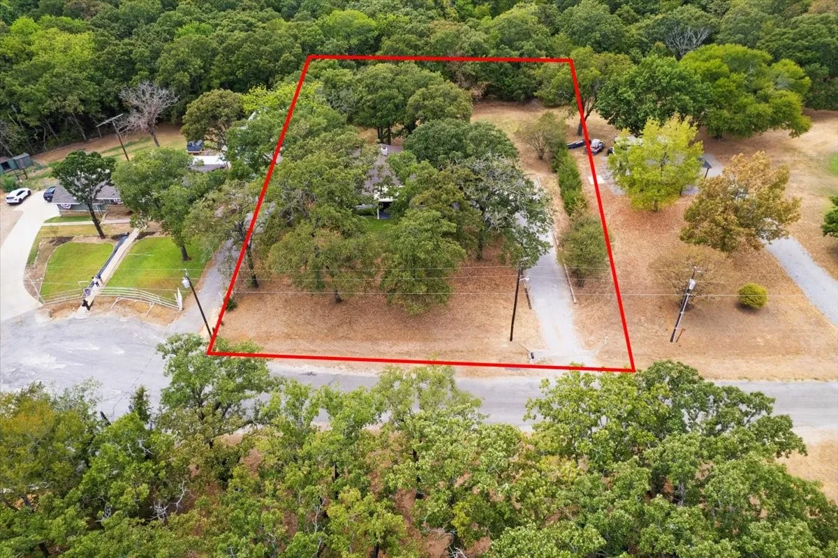 Single Family Residence For Sale in Grayson County , 225 Karen Drive, Denison, Texas 75021, 3 Bedroom, 2 Bathroom, Garage spaces, 1,774 Sqft, built in 1971, mls#21371199, Real Estate Agent in Denison, Homes For Sale in Grayson county, Homes For Sale in Denison, Realtor in Denison Texas, Real Estate Brokerage Independent Realty Texas, Luminita Cordes Realtor