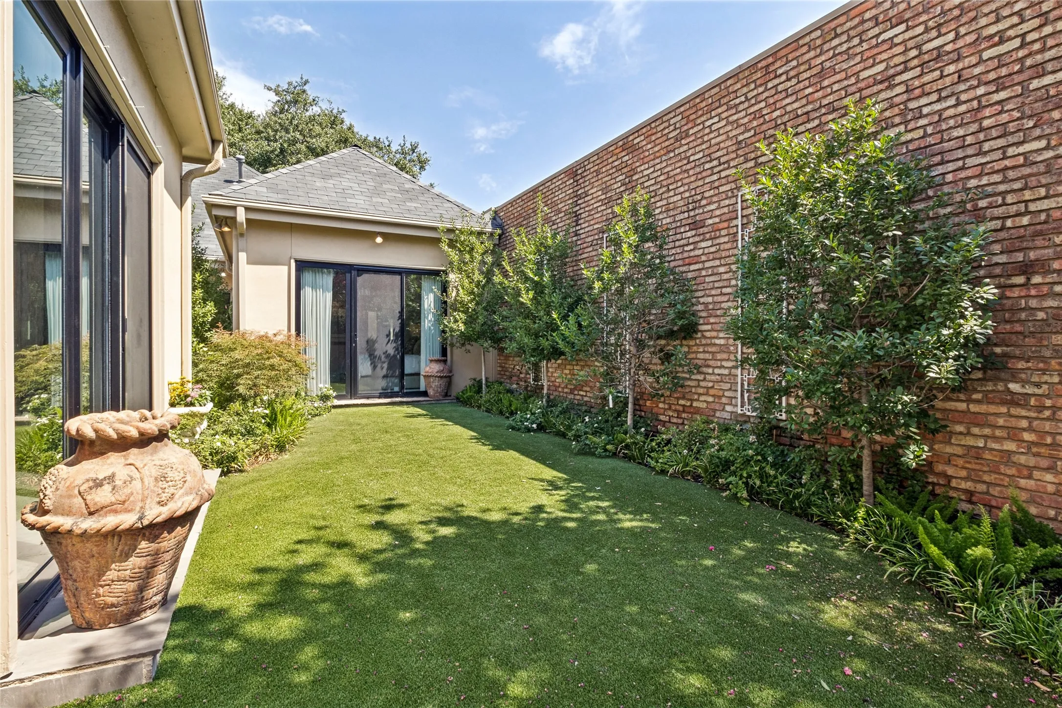 Single Family Residence For Sale in Dallas County , 10 Saint Laurent Place, Dallas, Texas 75225, 3 Bedroom, 5 Bathroom, 2 Garage spaces, 5,167 Sqft, built in 1979, mls#21373549, Real Estate Agent in Dallas, Homes For Sale in Dallas county, Homes For Sale in Dallas, Realtor in Dallas Texas, Real Estate Brokerage Independent Realty Texas, Luminita Cordes Realtor