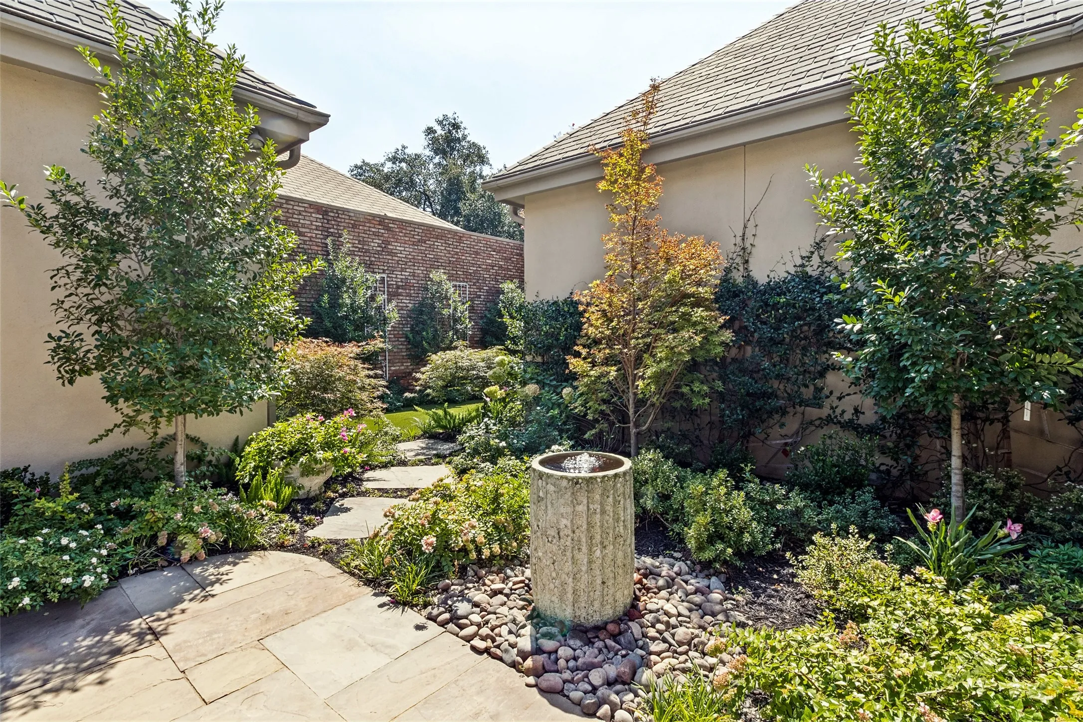 Single Family Residence For Sale in Dallas County , 10 Saint Laurent Place, Dallas, Texas 75225, 3 Bedroom, 5 Bathroom, 2 Garage spaces, 5,167 Sqft, built in 1979, mls#21373549, Real Estate Agent in Dallas, Homes For Sale in Dallas county, Homes For Sale in Dallas, Realtor in Dallas Texas, Real Estate Brokerage Independent Realty Texas, Luminita Cordes Realtor