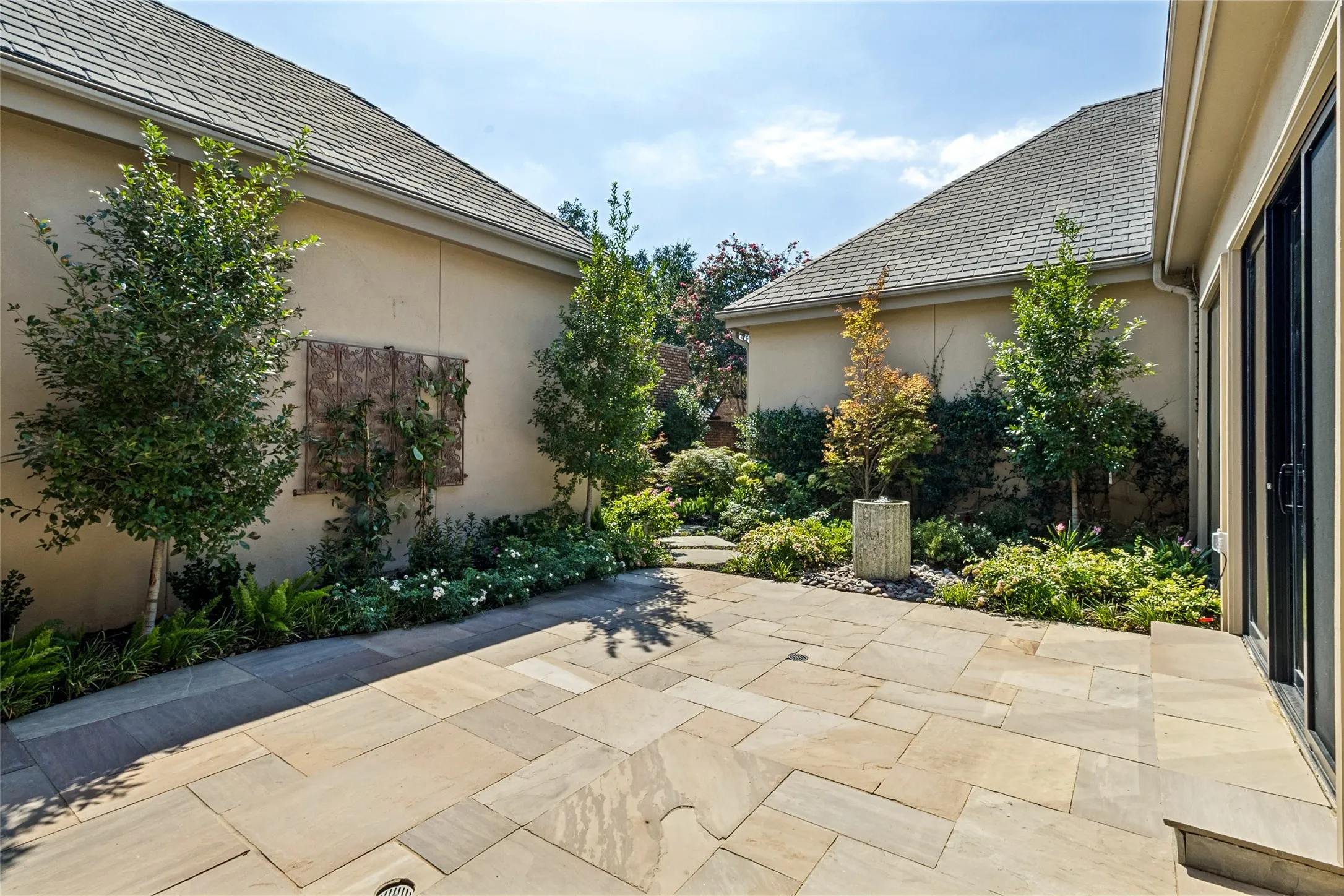 Single Family Residence For Sale in Dallas County , 10 Saint Laurent Place, Dallas, Texas 75225, 3 Bedroom, 5 Bathroom, 2 Garage spaces, 5,167 Sqft, built in 1979, mls#21373549, Real Estate Agent in Dallas, Homes For Sale in Dallas county, Homes For Sale in Dallas, Realtor in Dallas Texas, Real Estate Brokerage Independent Realty Texas, Luminita Cordes Realtor
