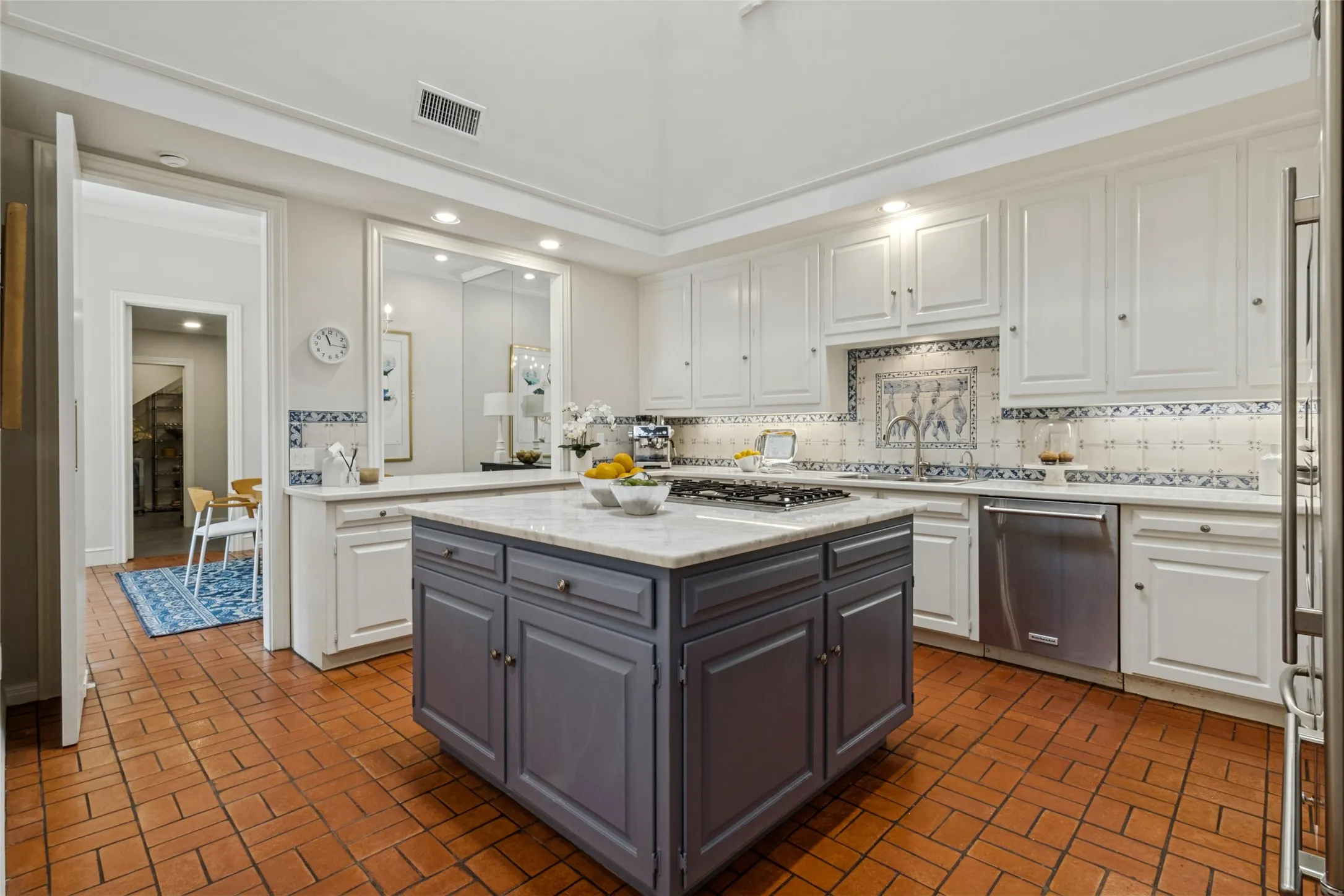 Single Family Residence For Sale in Dallas County , 10 Saint Laurent Place, Dallas, Texas 75225, 3 Bedroom, 5 Bathroom, 2 Garage spaces, 5,167 Sqft, built in 1979, mls#21373549, Real Estate Agent in Dallas, Homes For Sale in Dallas county, Homes For Sale in Dallas, Realtor in Dallas Texas, Real Estate Brokerage Independent Realty Texas, Luminita Cordes Realtor