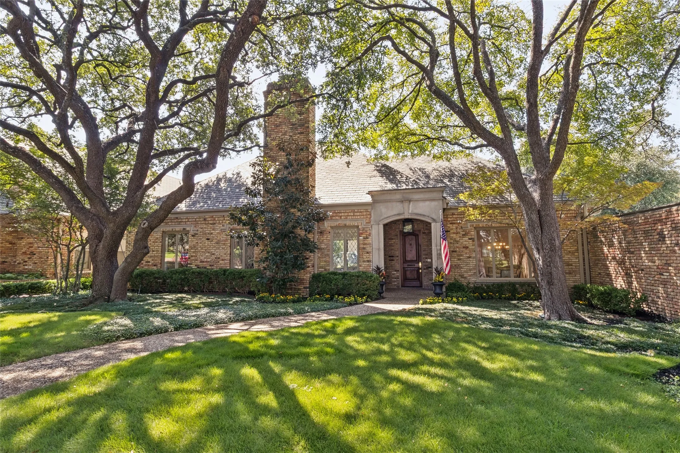 Single Family Residence For Sale in Dallas County , 10 Saint Laurent Place, Dallas, Texas 75225, 3 Bedroom, 5 Bathroom, 2 Garage spaces, 5,167 Sqft, built in 1979, mls#21373549, Real Estate Agent in Dallas, Homes For Sale in Dallas county, Homes For Sale in Dallas, Realtor in Dallas Texas, Real Estate Brokerage Independent Realty Texas, Luminita Cordes Realtor