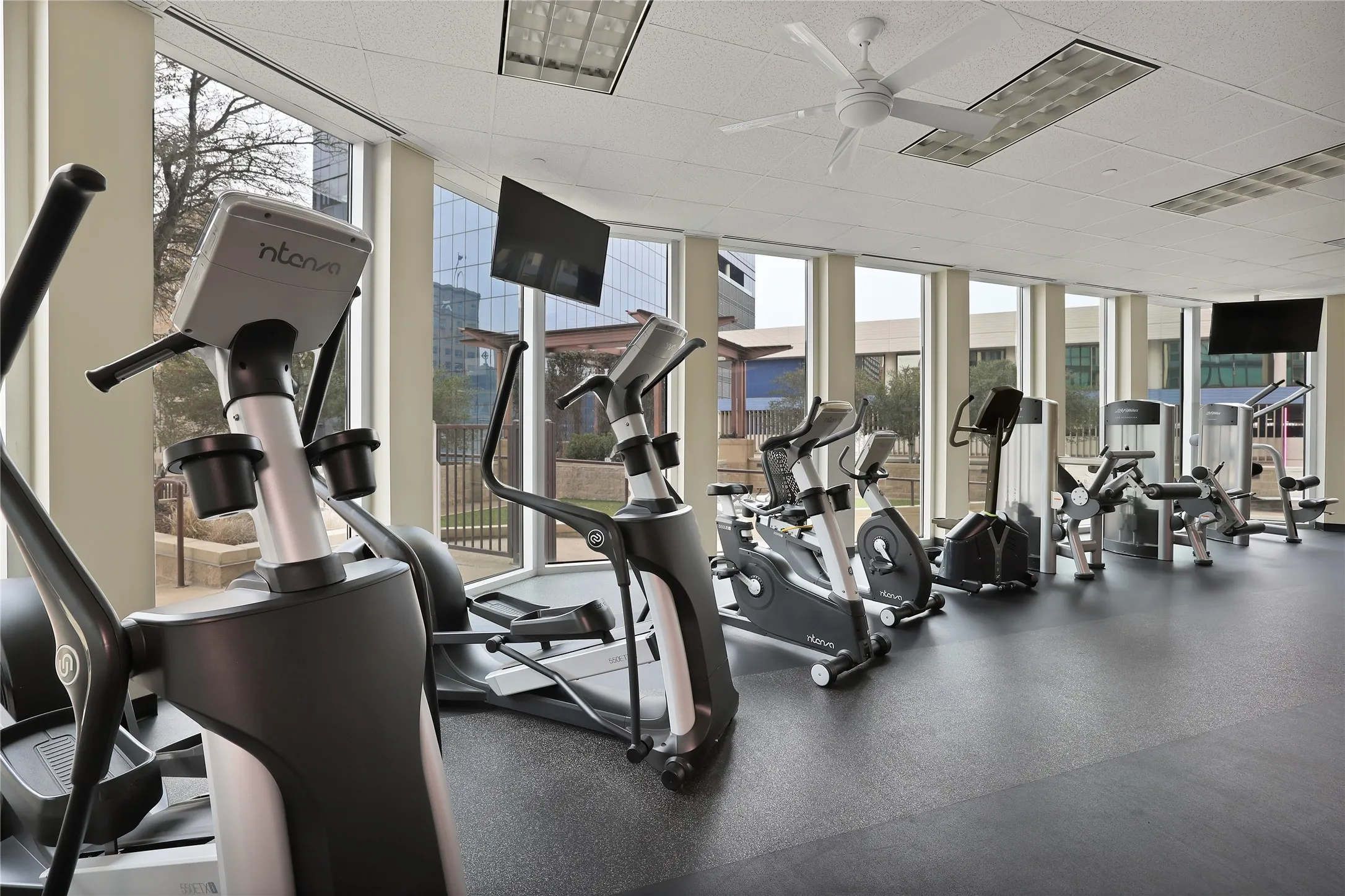 Condominium For Sale in Tarrant County , 500 Throckmorton Street 1701, Fort Worth, Texas 76102, 2 Bedroom, 2 Bathroom, 1 Garage spaces, 1,170 Sqft, built in 1972, mls#21379373, Real Estate Agent in Fort Worth, Homes For Sale in Tarrant county, Homes For Sale in Fort Worth, Realtor in Fort Worth Texas, Real Estate Brokerage Independent Realty Texas, Luminita Cordes Realtor