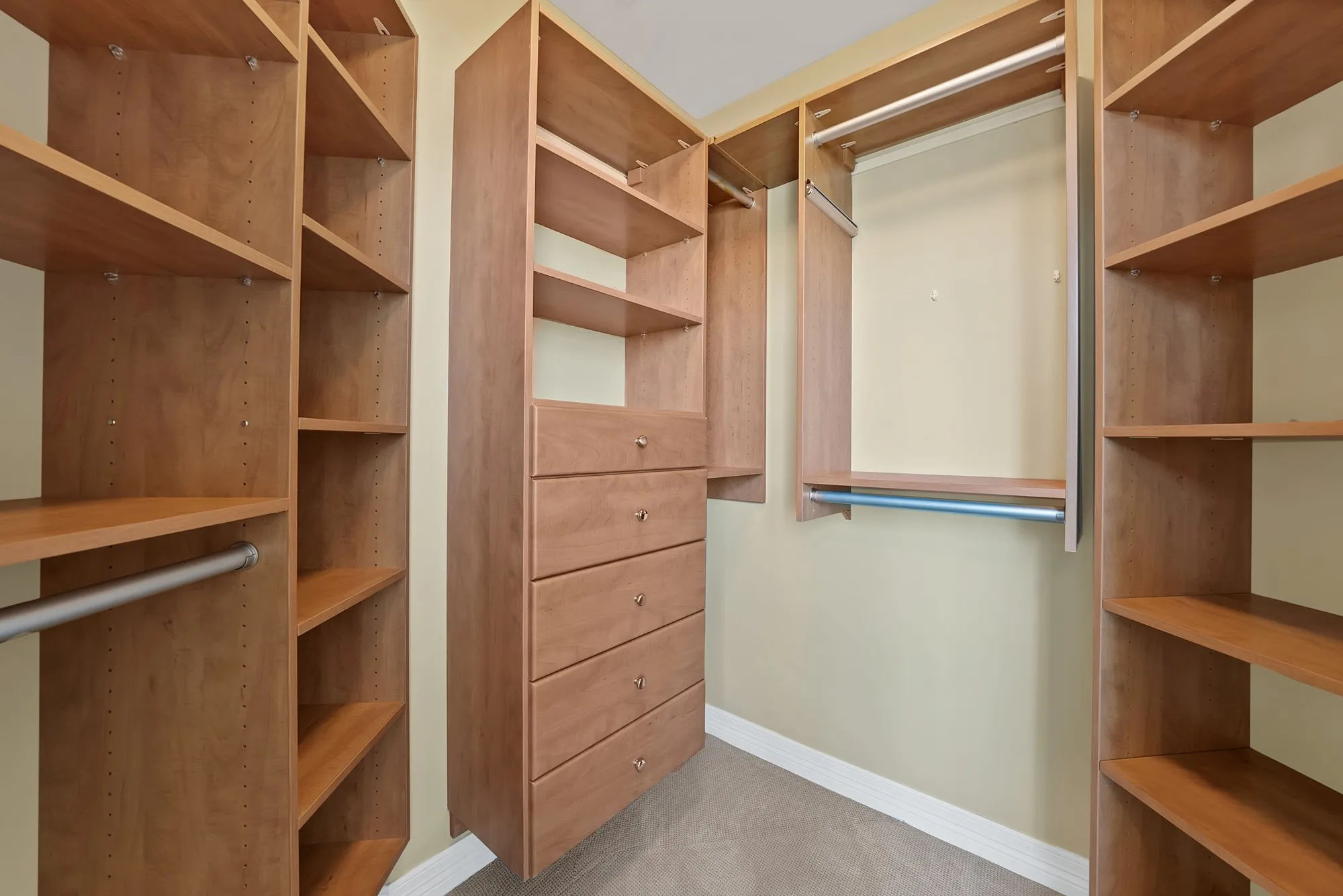 Condominium For Sale in Tarrant County , 500 Throckmorton Street 1701, Fort Worth, Texas 76102, 2 Bedroom, 2 Bathroom, 1 Garage spaces, 1,170 Sqft, built in 1972, mls#21379373, Real Estate Agent in Fort Worth, Homes For Sale in Tarrant county, Homes For Sale in Fort Worth, Realtor in Fort Worth Texas, Real Estate Brokerage Independent Realty Texas, Luminita Cordes Realtor