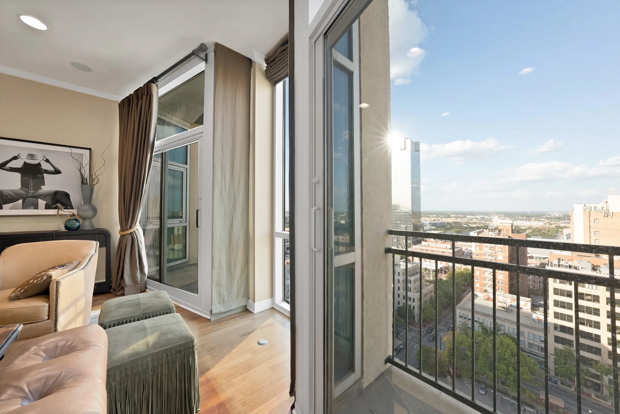 Condominium For Sale in Tarrant County , 500 Throckmorton Street 1701, Fort Worth, Texas 76102, 2 Bedroom, 2 Bathroom, 1 Garage spaces, 1,170 Sqft, built in 1972, mls#21379373, Real Estate Agent in Fort Worth, Homes For Sale in Tarrant county, Homes For Sale in Fort Worth, Realtor in Fort Worth Texas, Real Estate Brokerage Independent Realty Texas, Luminita Cordes Realtor