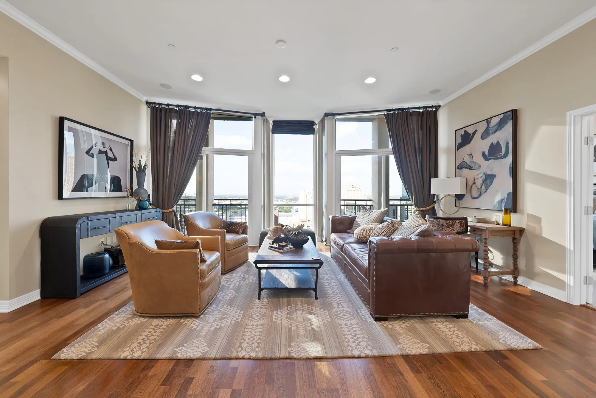 Condominium For Sale in Tarrant County , 500 Throckmorton Street 1701, Fort Worth, Texas 76102, 2 Bedroom, 2 Bathroom, 1 Garage spaces, 1,170 Sqft, built in 1972, mls#21379373, Real Estate Agent in Fort Worth, Homes For Sale in Tarrant county, Homes For Sale in Fort Worth, Realtor in Fort Worth Texas, Real Estate Brokerage Independent Realty Texas, Luminita Cordes Realtor